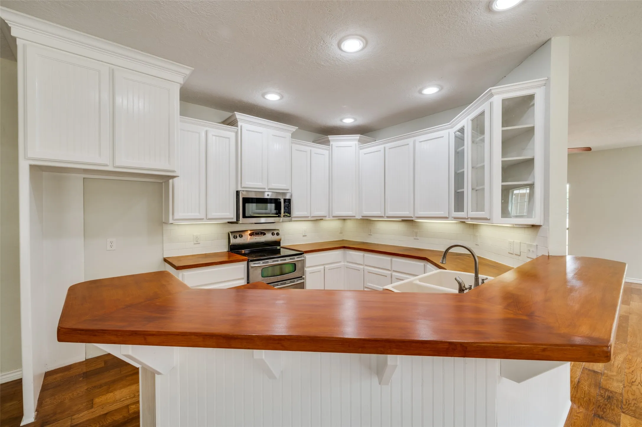 Single Family Residence For Sale in Cooke County , 229 Quail Run Road, Valley View, Texas 76272, 4 Bedroom, 3 Bathroom, 2 Garage spaces, 3,348 Sqft, built in 2006, mls#21353049, Real Estate Agent in Valley View, Homes For Sale in Cooke county, Homes For Sale in Valley View, Realtor in Valley View Texas, Real Estate Brokerage Independent Realty Texas, Luminita Cordes Realtor