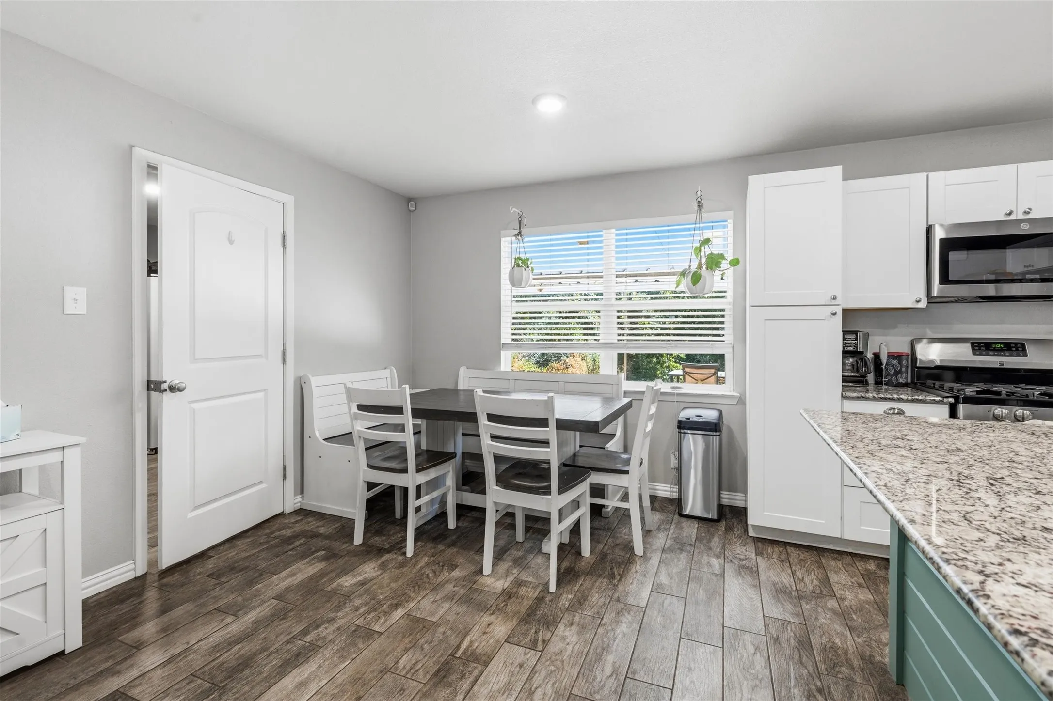 Single Family Residence For Sale in Tarrant County , 128 Lynn Drive, Azle, Texas 76020, 3 Bedroom, 2 Bathroom, Garage spaces, 1,322 Sqft, built in 1973, mls#21353615, Real Estate Agent in Azle, Homes For Sale in Tarrant county, Homes For Sale in Azle, Realtor in Azle Texas, Real Estate Brokerage Independent Realty Texas, Luminita Cordes Realtor