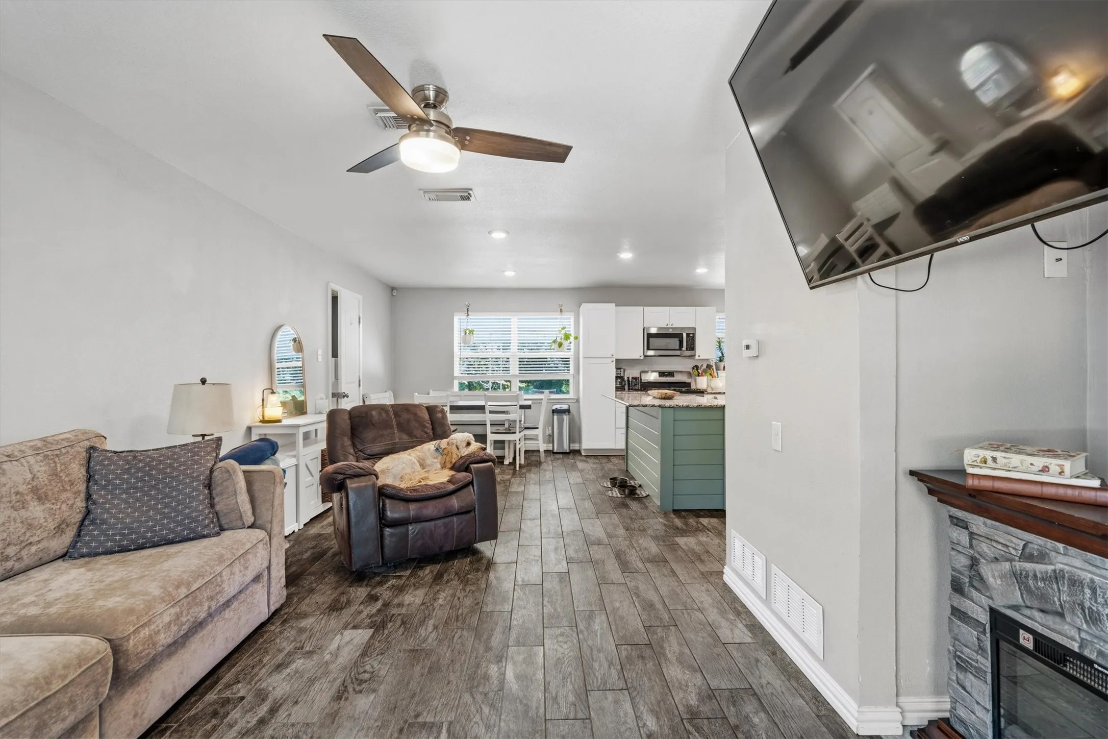 Single Family Residence For Sale in Tarrant County , 128 Lynn Drive, Azle, Texas 76020, 3 Bedroom, 2 Bathroom, Garage spaces, 1,322 Sqft, built in 1973, mls#21353615, Real Estate Agent in Azle, Homes For Sale in Tarrant county, Homes For Sale in Azle, Realtor in Azle Texas, Real Estate Brokerage Independent Realty Texas, Luminita Cordes Realtor