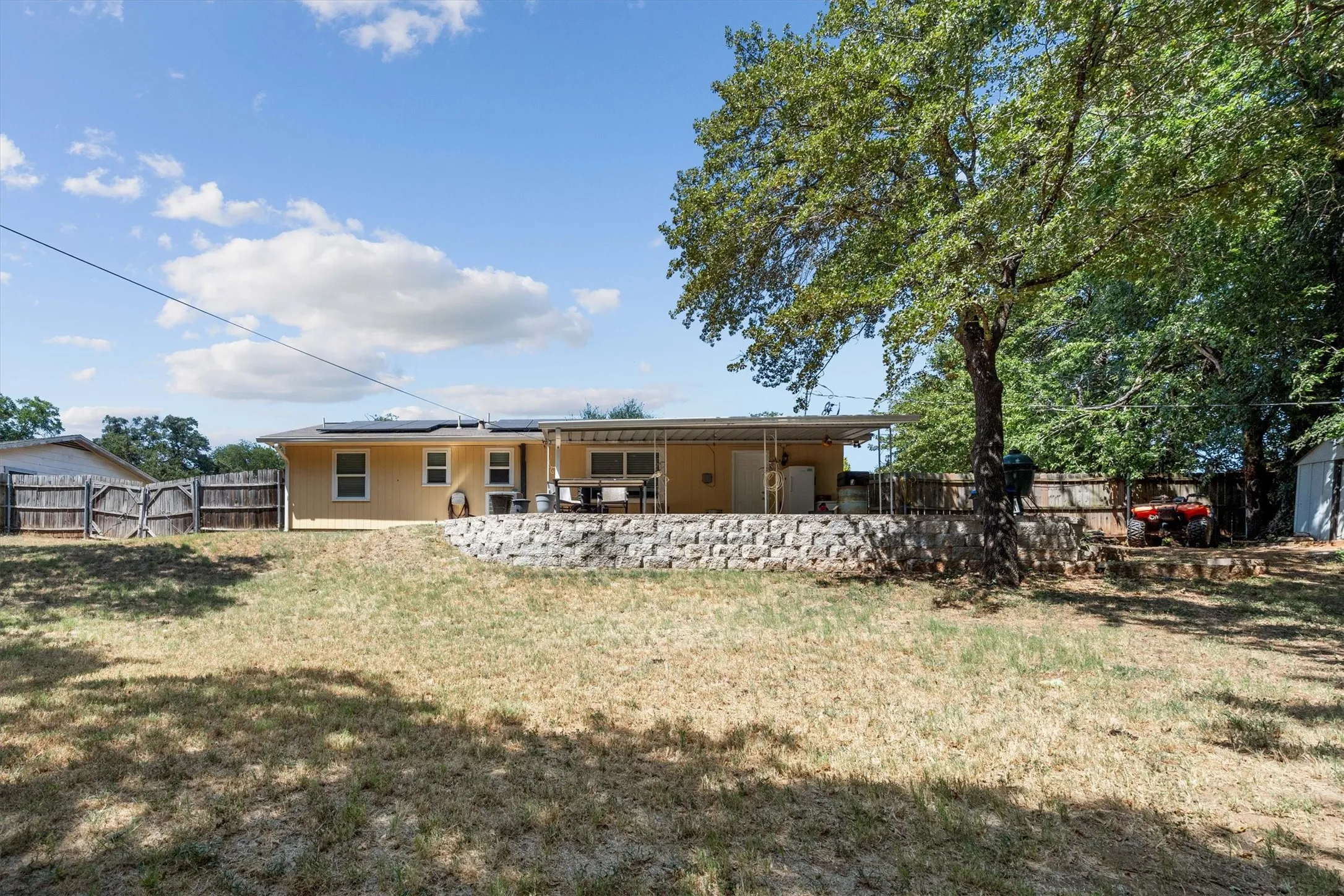 Single Family Residence For Sale in Tarrant County , 128 Lynn Drive, Azle, Texas 76020, 3 Bedroom, 2 Bathroom, Garage spaces, 1,322 Sqft, built in 1973, mls#21353615, Real Estate Agent in Azle, Homes For Sale in Tarrant county, Homes For Sale in Azle, Realtor in Azle Texas, Real Estate Brokerage Independent Realty Texas, Luminita Cordes Realtor