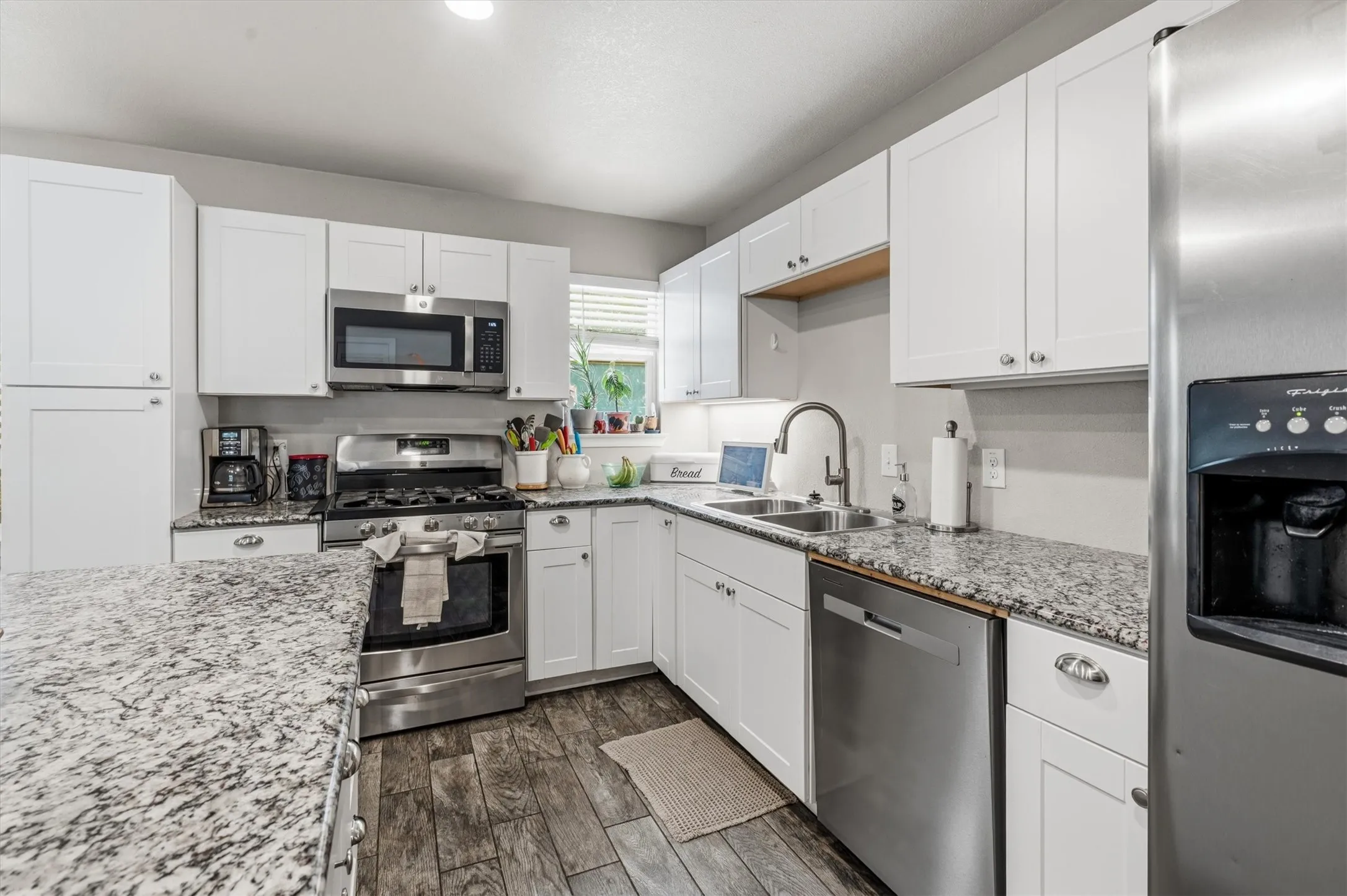 Single Family Residence For Sale in Tarrant County , 128 Lynn Drive, Azle, Texas 76020, 3 Bedroom, 2 Bathroom, Garage spaces, 1,322 Sqft, built in 1973, mls#21353615, Real Estate Agent in Azle, Homes For Sale in Tarrant county, Homes For Sale in Azle, Realtor in Azle Texas, Real Estate Brokerage Independent Realty Texas, Luminita Cordes Realtor