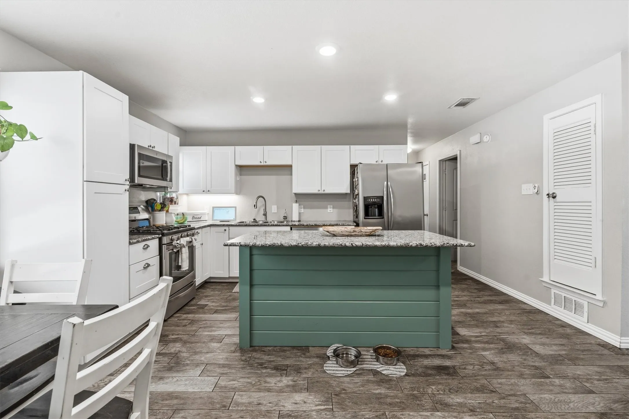 Single Family Residence For Sale in Tarrant County , 128 Lynn Drive, Azle, Texas 76020, 3 Bedroom, 2 Bathroom, Garage spaces, 1,322 Sqft, built in 1973, mls#21353615, Real Estate Agent in Azle, Homes For Sale in Tarrant county, Homes For Sale in Azle, Realtor in Azle Texas, Real Estate Brokerage Independent Realty Texas, Luminita Cordes Realtor