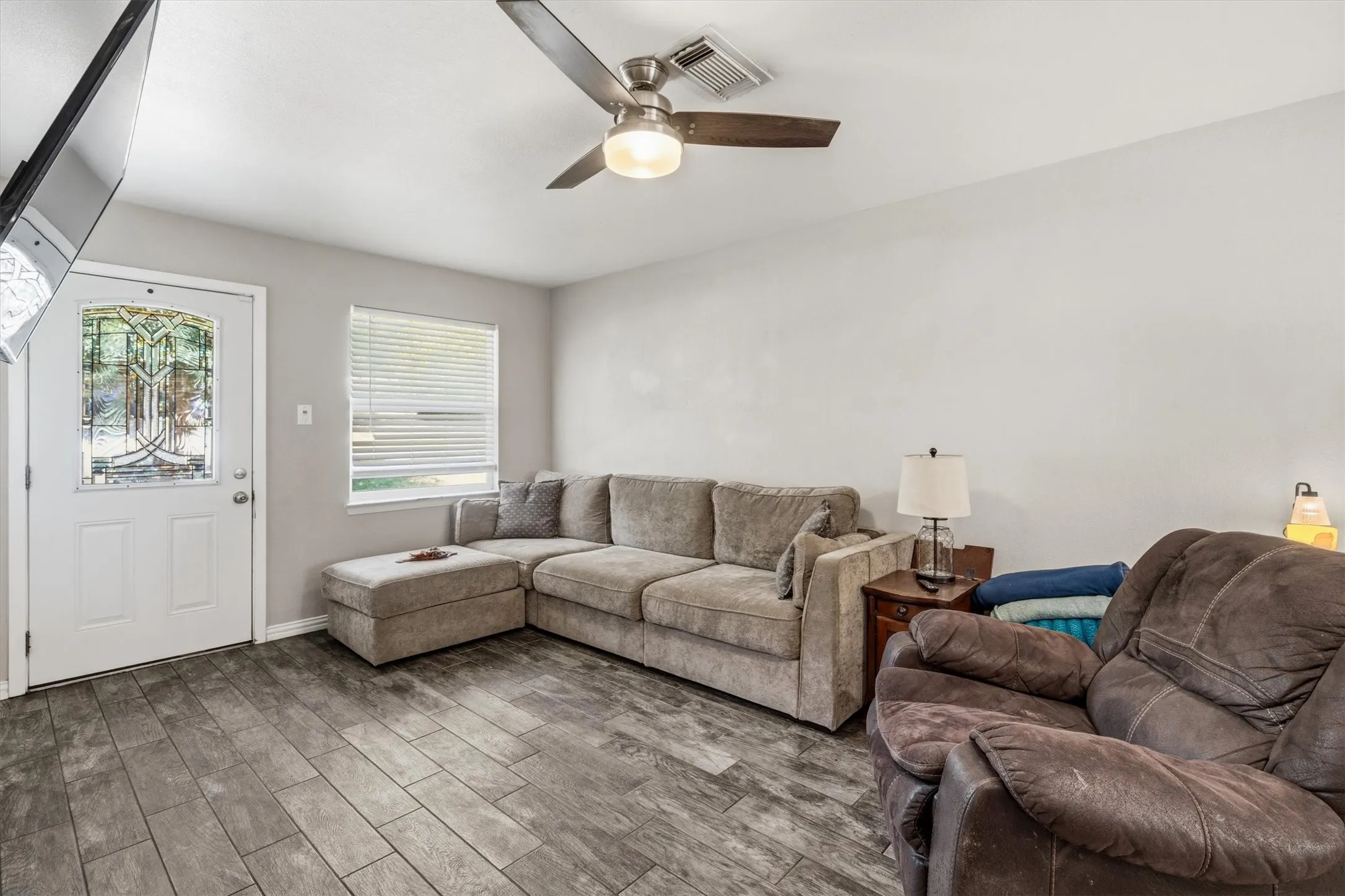 Single Family Residence For Sale in Tarrant County , 128 Lynn Drive, Azle, Texas 76020, 3 Bedroom, 2 Bathroom, Garage spaces, 1,322 Sqft, built in 1973, mls#21353615, Real Estate Agent in Azle, Homes For Sale in Tarrant county, Homes For Sale in Azle, Realtor in Azle Texas, Real Estate Brokerage Independent Realty Texas, Luminita Cordes Realtor