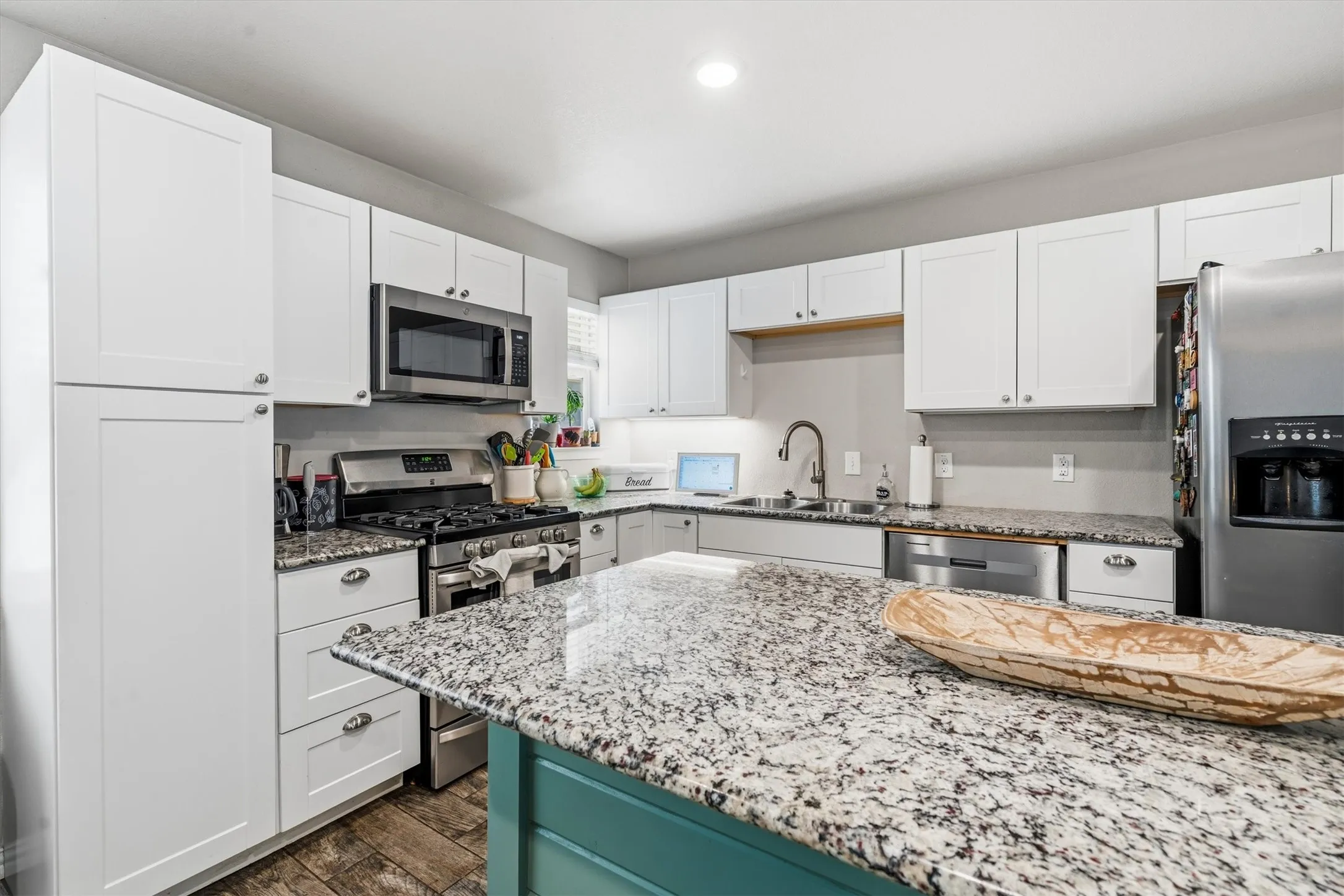 Single Family Residence For Sale in Tarrant County , 128 Lynn Drive, Azle, Texas 76020, 3 Bedroom, 2 Bathroom, Garage spaces, 1,322 Sqft, built in 1973, mls#21353615, Real Estate Agent in Azle, Homes For Sale in Tarrant county, Homes For Sale in Azle, Realtor in Azle Texas, Real Estate Brokerage Independent Realty Texas, Luminita Cordes Realtor