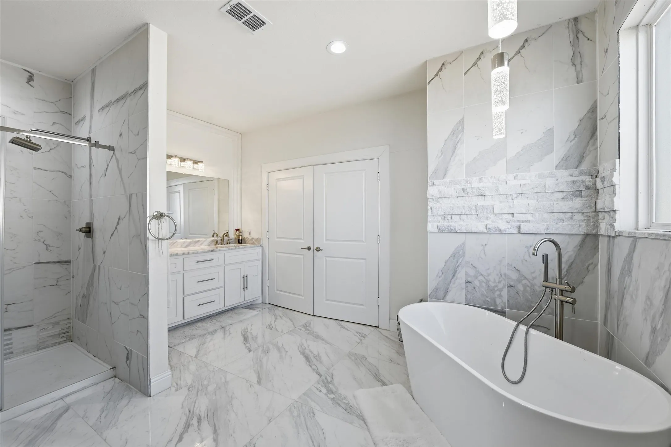 Single Family Residence For Sale in Tarrant County , 7725 Lakeview Circle, Fort Worth, Texas 76179, 4 Bedroom, 4 Bathroom, 2 Garage spaces, 3,389 Sqft, built in 2022, mls#21353162, Real Estate Agent in Fort Worth, Homes For Sale in Tarrant county, Homes For Sale in Fort Worth, Realtor in Fort Worth Texas, Real Estate Brokerage Independent Realty Texas, Luminita Cordes Realtor