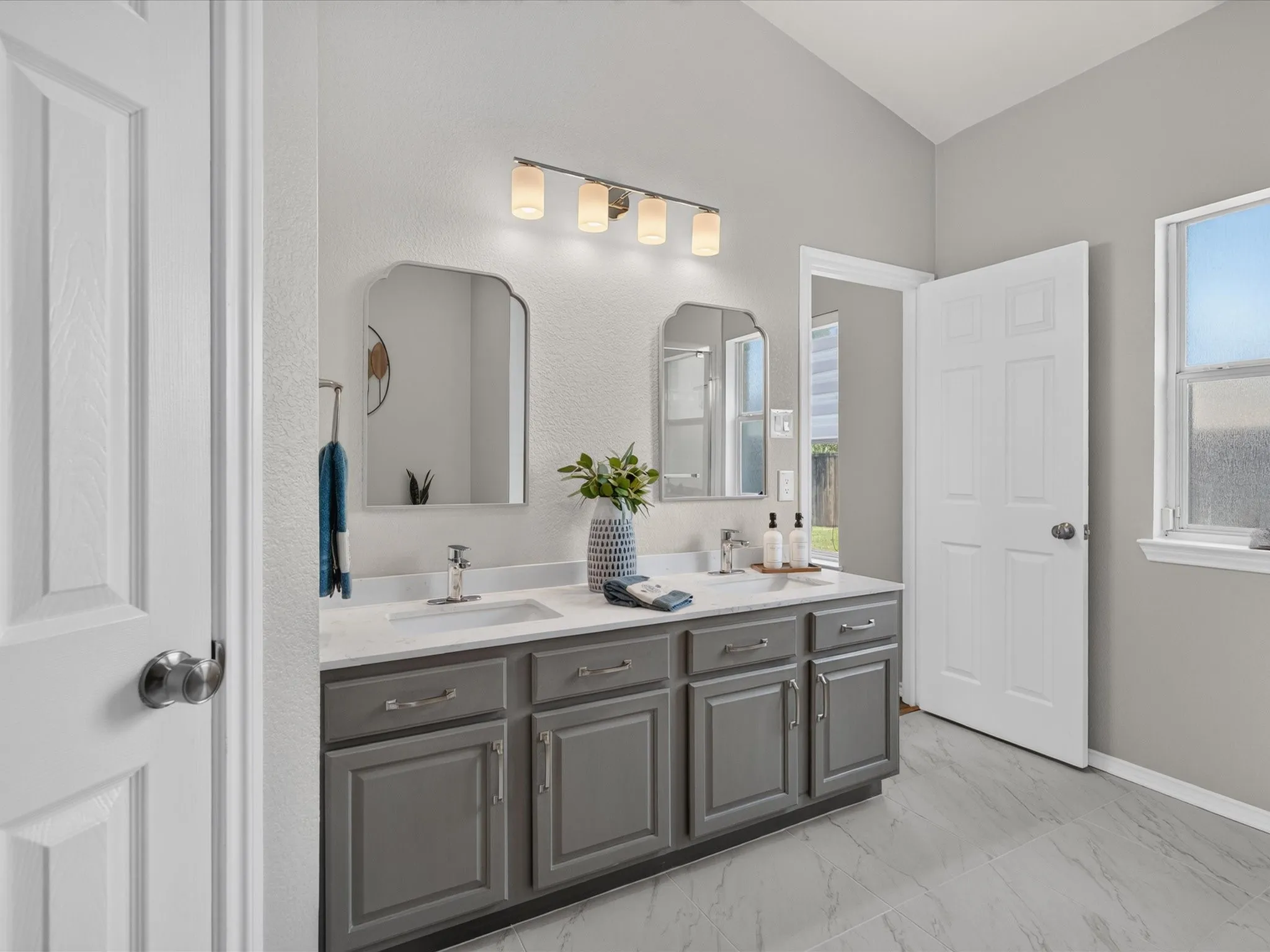 SPACIOUS PRIMARY BATHROOM