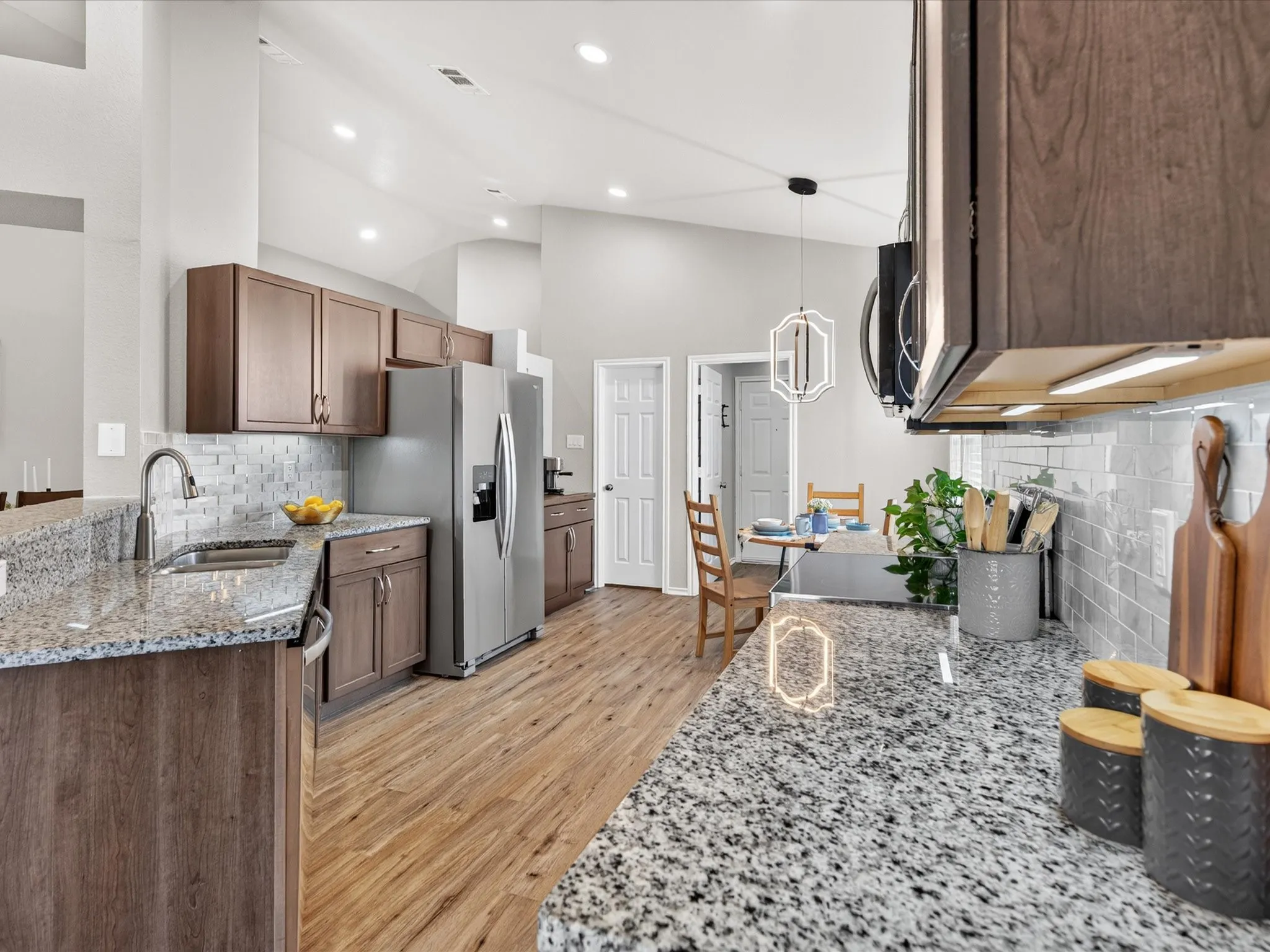 GRANITE COUNTER TOPS STAINLESS STEEL APPLIANCES NEWER STOVE TOP