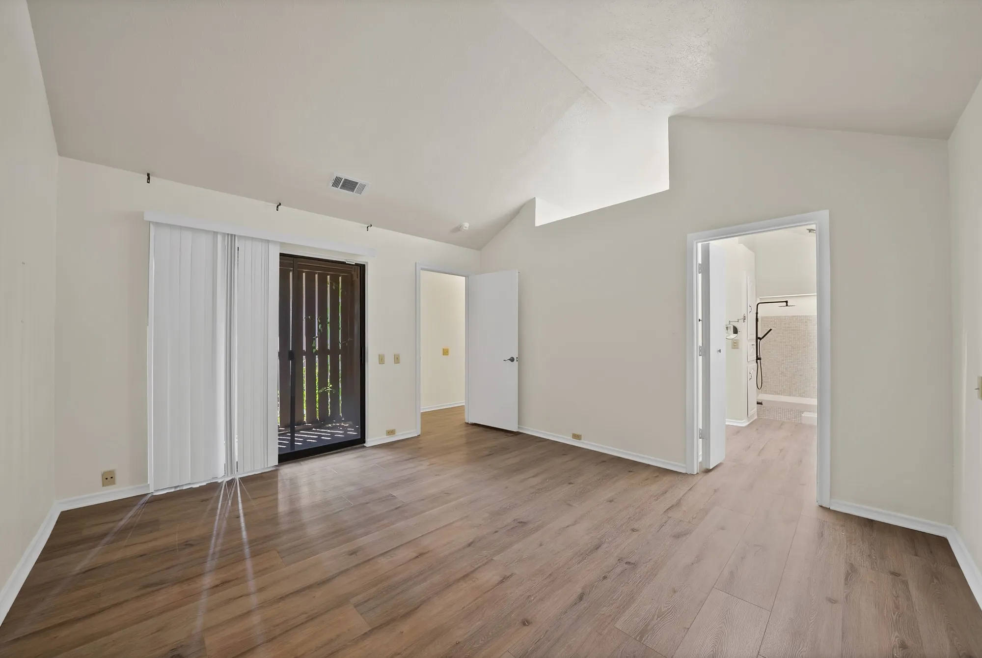 Single Family Residence For Sale in Dallas County , 4021 Winter Park Lane, Addison, Texas 75001, 2 Bedroom, 2 Bathroom, 2 Garage spaces, 1,371 Sqft, built in 1980, mls#21353635, Real Estate Agent in Addison, Homes For Sale in Dallas county, Homes For Sale in Addison, Realtor in Addison Texas, Real Estate Brokerage Independent Realty Texas, Luminita Cordes Realtor