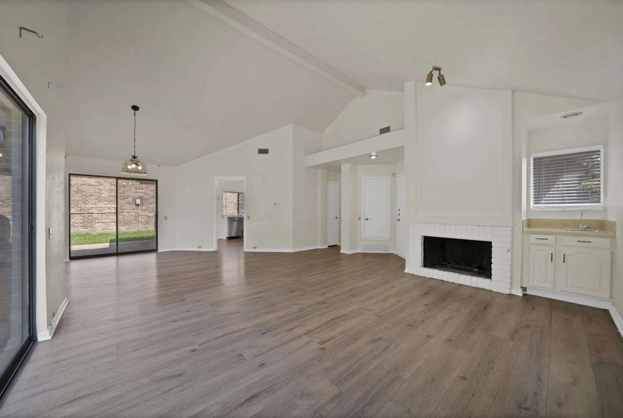 Single Family Residence For Sale in Dallas County , 4021 Winter Park Lane, Addison, Texas 75001, 2 Bedroom, 2 Bathroom, 2 Garage spaces, 1,371 Sqft, built in 1980, mls#21353635, Real Estate Agent in Addison, Homes For Sale in Dallas county, Homes For Sale in Addison, Realtor in Addison Texas, Real Estate Brokerage Independent Realty Texas, Luminita Cordes Realtor