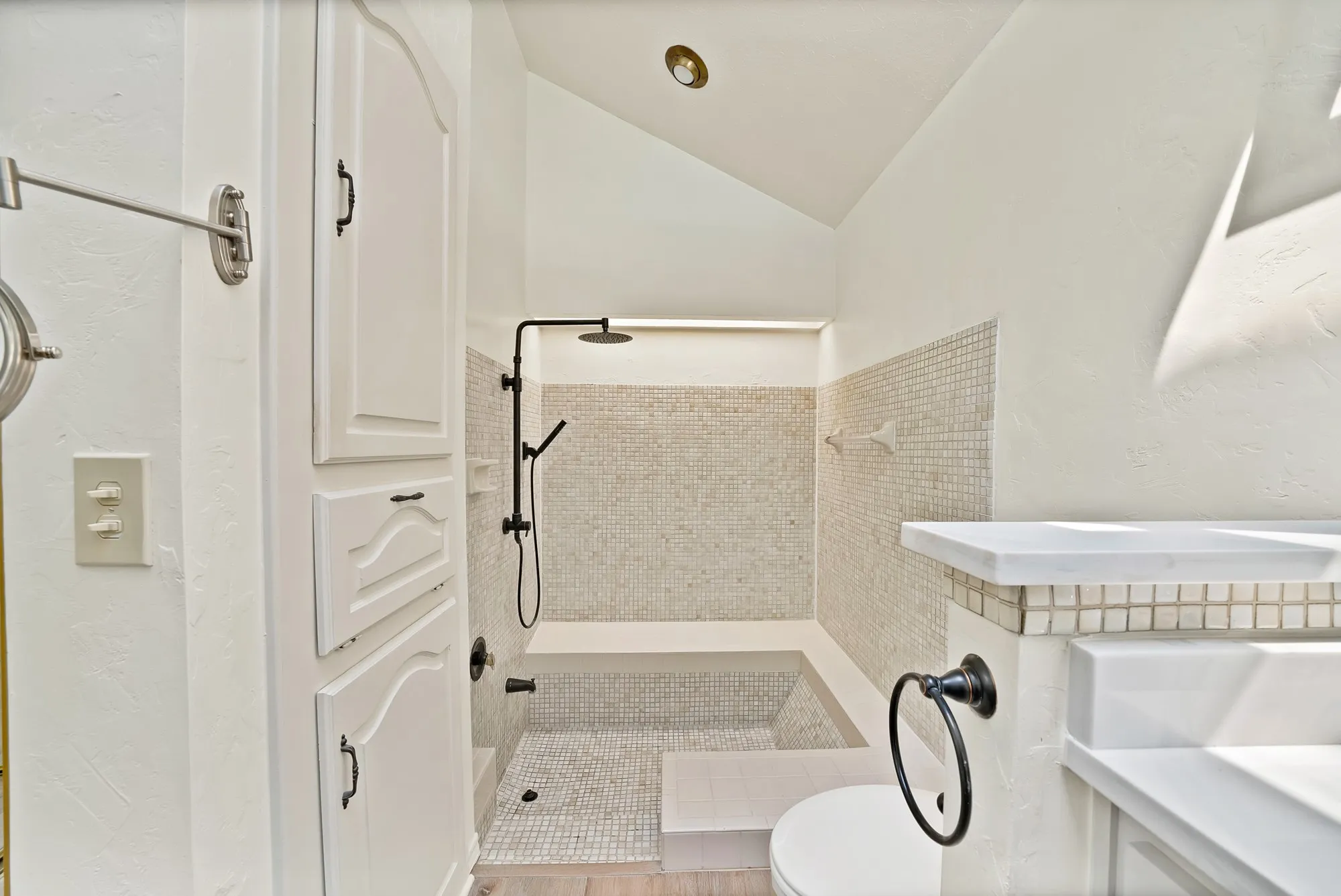 Single Family Residence For Sale in Dallas County , 4021 Winter Park Lane, Addison, Texas 75001, 2 Bedroom, 2 Bathroom, 2 Garage spaces, 1,371 Sqft, built in 1980, mls#21353635, Real Estate Agent in Addison, Homes For Sale in Dallas county, Homes For Sale in Addison, Realtor in Addison Texas, Real Estate Brokerage Independent Realty Texas, Luminita Cordes Realtor