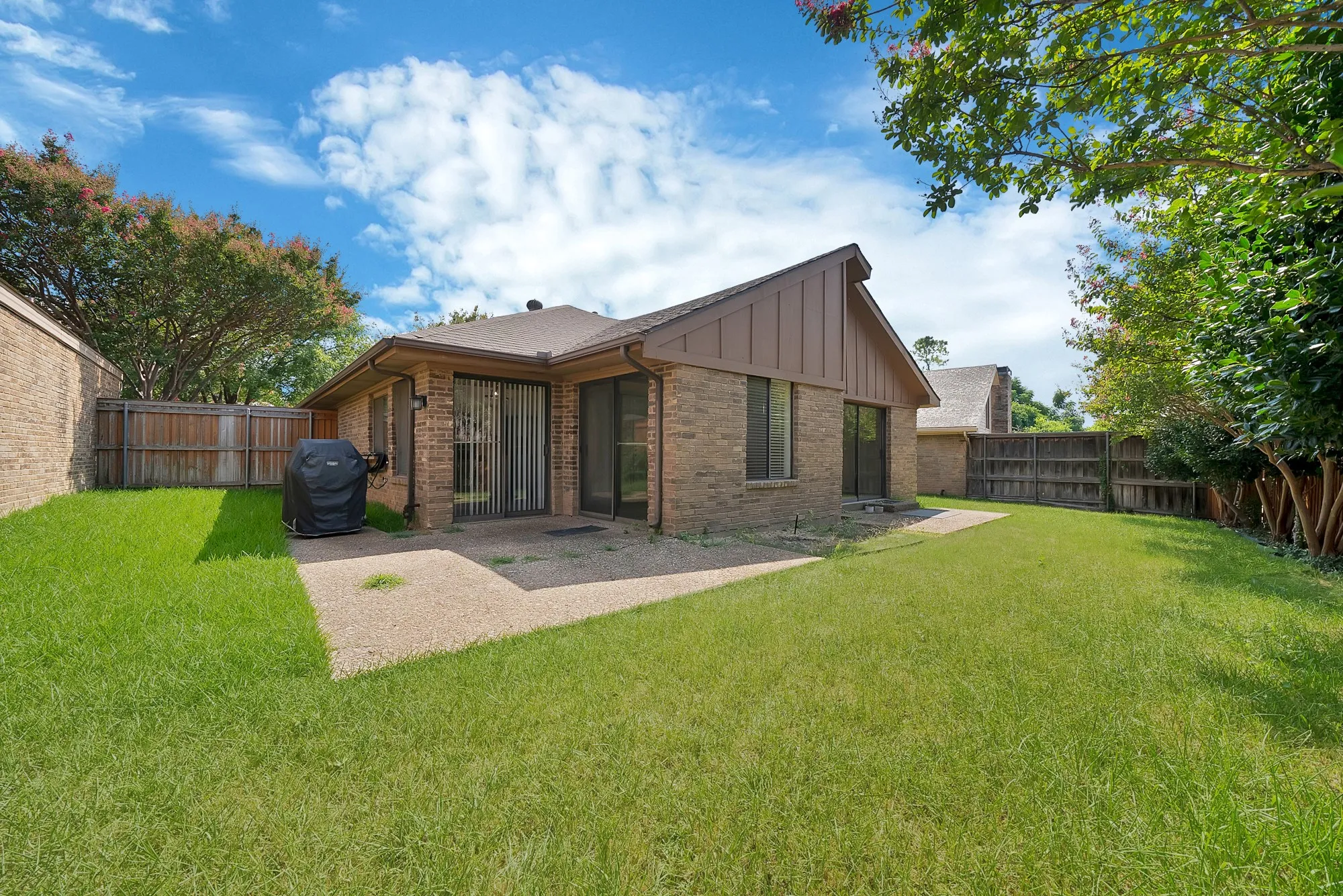 Single Family Residence For Sale in Dallas County , 4021 Winter Park Lane, Addison, Texas 75001, 2 Bedroom, 2 Bathroom, 2 Garage spaces, 1,371 Sqft, built in 1980, mls#21353635, Real Estate Agent in Addison, Homes For Sale in Dallas county, Homes For Sale in Addison, Realtor in Addison Texas, Real Estate Brokerage Independent Realty Texas, Luminita Cordes Realtor