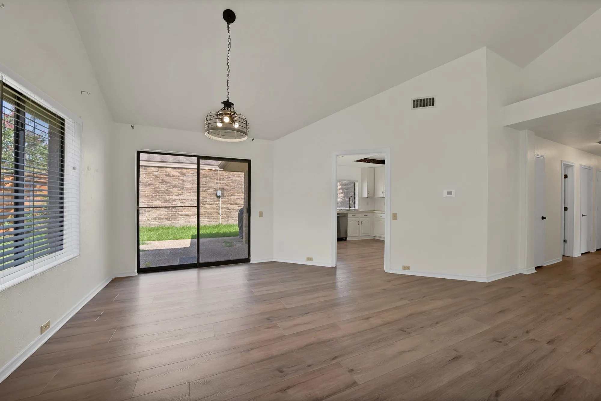 Single Family Residence For Sale in Dallas County , 4021 Winter Park Lane, Addison, Texas 75001, 2 Bedroom, 2 Bathroom, 2 Garage spaces, 1,371 Sqft, built in 1980, mls#21353635, Real Estate Agent in Addison, Homes For Sale in Dallas county, Homes For Sale in Addison, Realtor in Addison Texas, Real Estate Brokerage Independent Realty Texas, Luminita Cordes Realtor