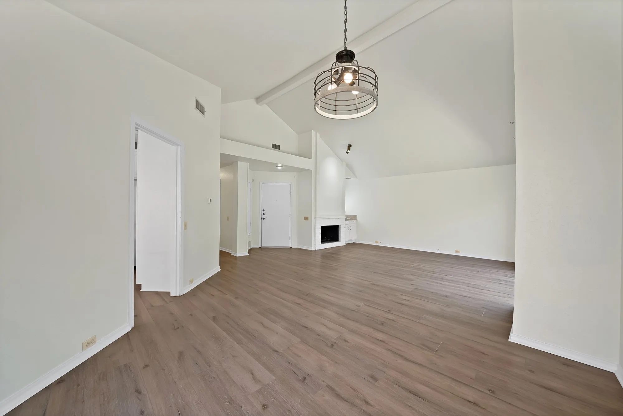 Single Family Residence For Sale in Dallas County , 4021 Winter Park Lane, Addison, Texas 75001, 2 Bedroom, 2 Bathroom, 2 Garage spaces, 1,371 Sqft, built in 1980, mls#21353635, Real Estate Agent in Addison, Homes For Sale in Dallas county, Homes For Sale in Addison, Realtor in Addison Texas, Real Estate Brokerage Independent Realty Texas, Luminita Cordes Realtor