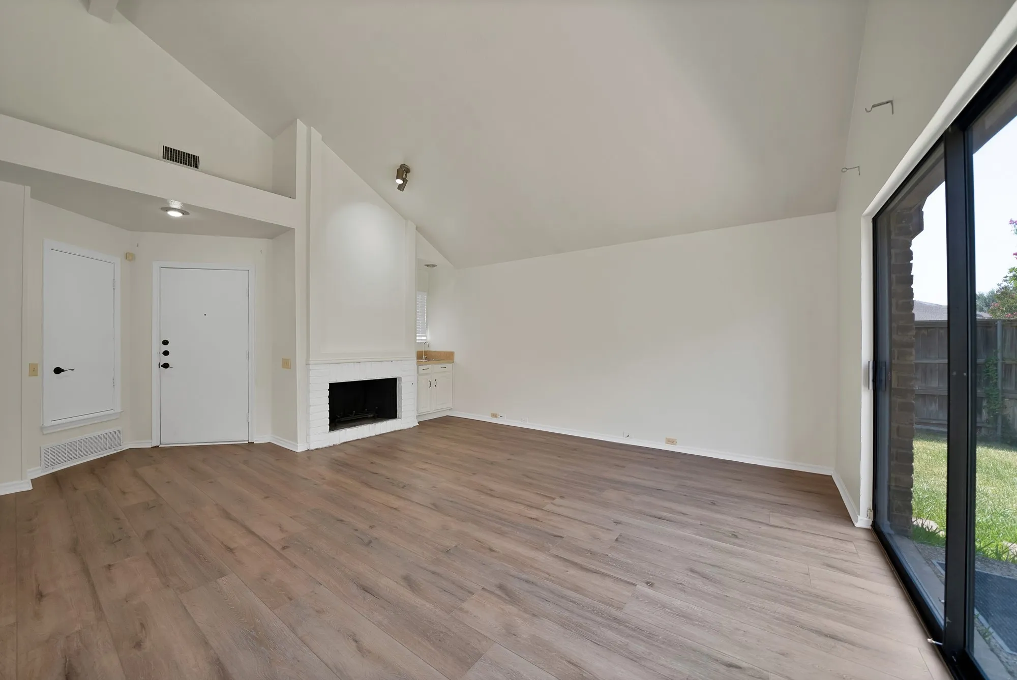 Single Family Residence For Sale in Dallas County , 4021 Winter Park Lane, Addison, Texas 75001, 2 Bedroom, 2 Bathroom, 2 Garage spaces, 1,371 Sqft, built in 1980, mls#21353635, Real Estate Agent in Addison, Homes For Sale in Dallas county, Homes For Sale in Addison, Realtor in Addison Texas, Real Estate Brokerage Independent Realty Texas, Luminita Cordes Realtor