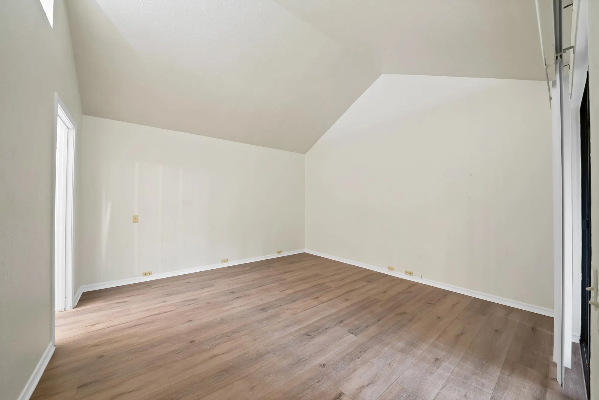 Single Family Residence For Sale in Dallas County , 4021 Winter Park Lane, Addison, Texas 75001, 2 Bedroom, 2 Bathroom, 2 Garage spaces, 1,371 Sqft, built in 1980, mls#21353635, Real Estate Agent in Addison, Homes For Sale in Dallas county, Homes For Sale in Addison, Realtor in Addison Texas, Real Estate Brokerage Independent Realty Texas, Luminita Cordes Realtor