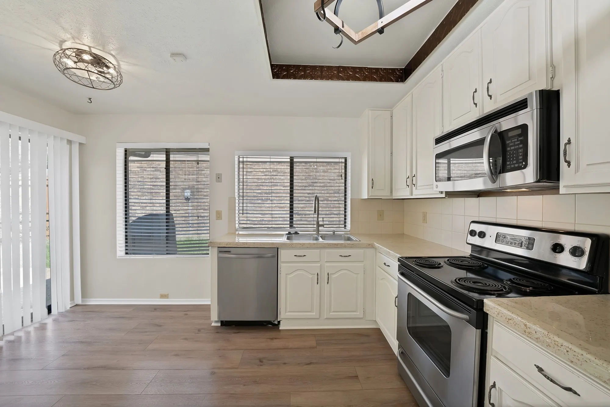 Single Family Residence For Sale in Dallas County , 4021 Winter Park Lane, Addison, Texas 75001, 2 Bedroom, 2 Bathroom, 2 Garage spaces, 1,371 Sqft, built in 1980, mls#21353635, Real Estate Agent in Addison, Homes For Sale in Dallas county, Homes For Sale in Addison, Realtor in Addison Texas, Real Estate Brokerage Independent Realty Texas, Luminita Cordes Realtor