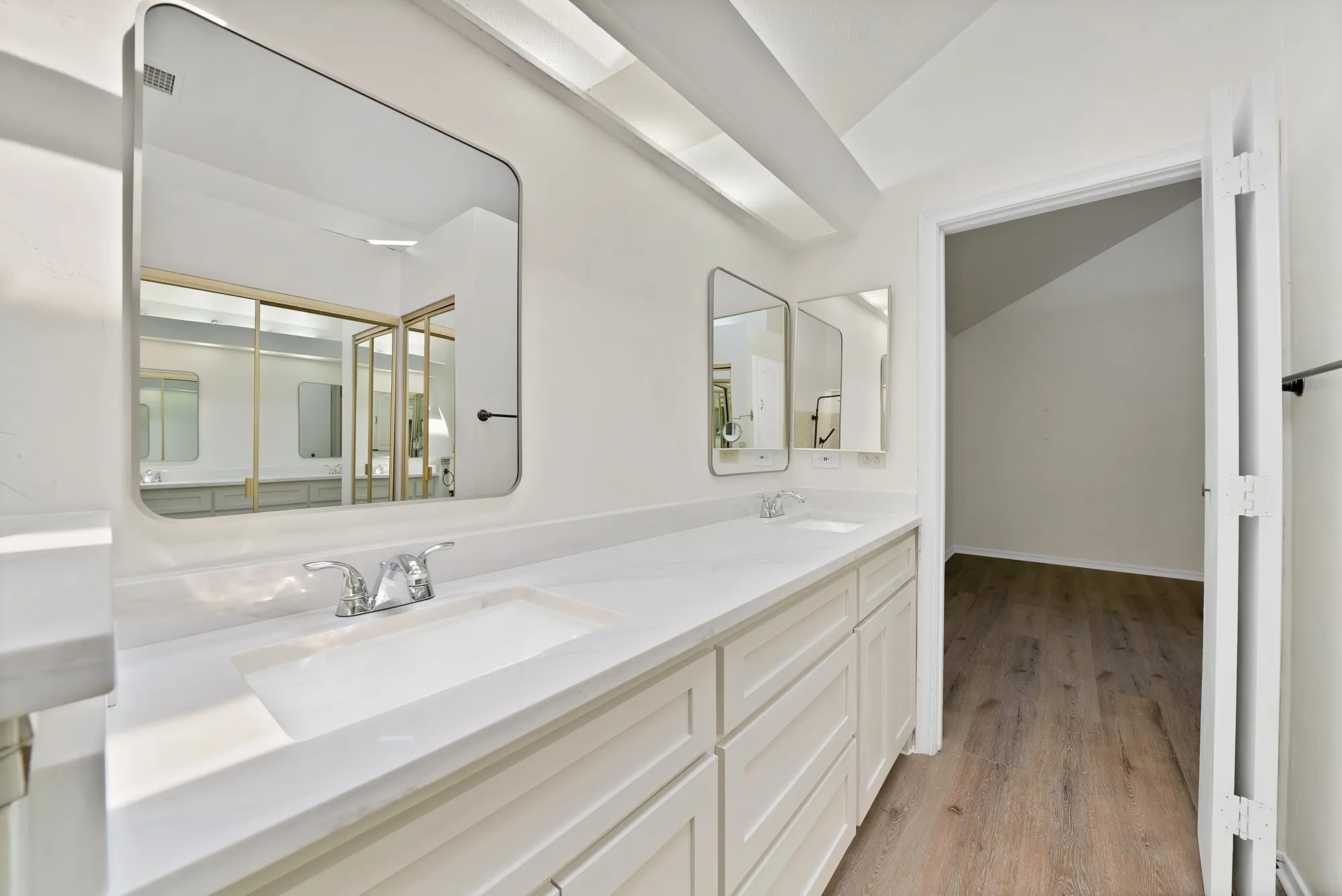 Single Family Residence For Sale in Dallas County , 4021 Winter Park Lane, Addison, Texas 75001, 2 Bedroom, 2 Bathroom, 2 Garage spaces, 1,371 Sqft, built in 1980, mls#21353635, Real Estate Agent in Addison, Homes For Sale in Dallas county, Homes For Sale in Addison, Realtor in Addison Texas, Real Estate Brokerage Independent Realty Texas, Luminita Cordes Realtor