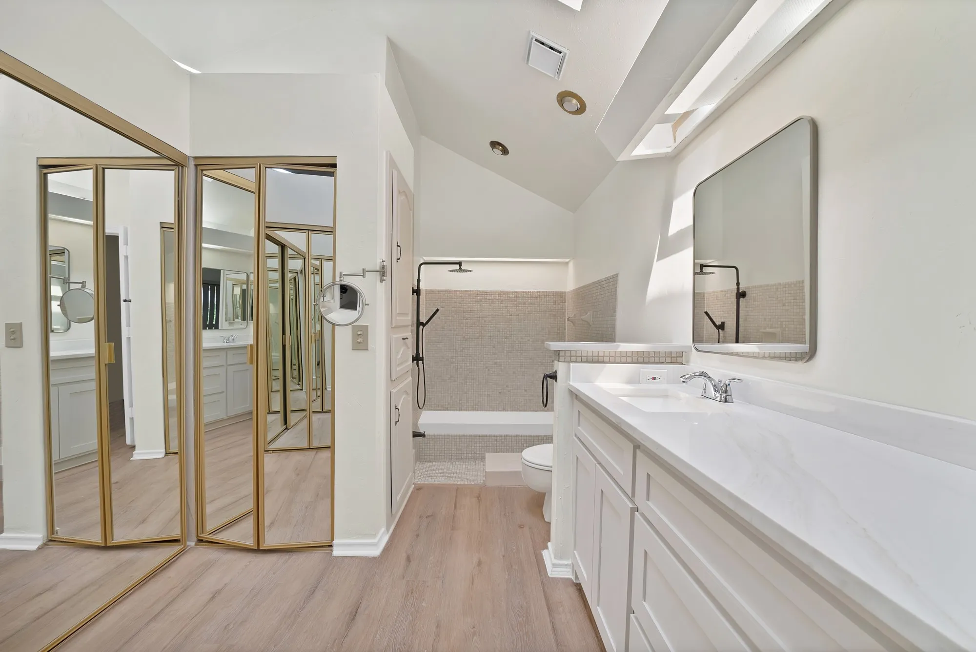 Single Family Residence For Sale in Dallas County , 4021 Winter Park Lane, Addison, Texas 75001, 2 Bedroom, 2 Bathroom, 2 Garage spaces, 1,371 Sqft, built in 1980, mls#21353635, Real Estate Agent in Addison, Homes For Sale in Dallas county, Homes For Sale in Addison, Realtor in Addison Texas, Real Estate Brokerage Independent Realty Texas, Luminita Cordes Realtor