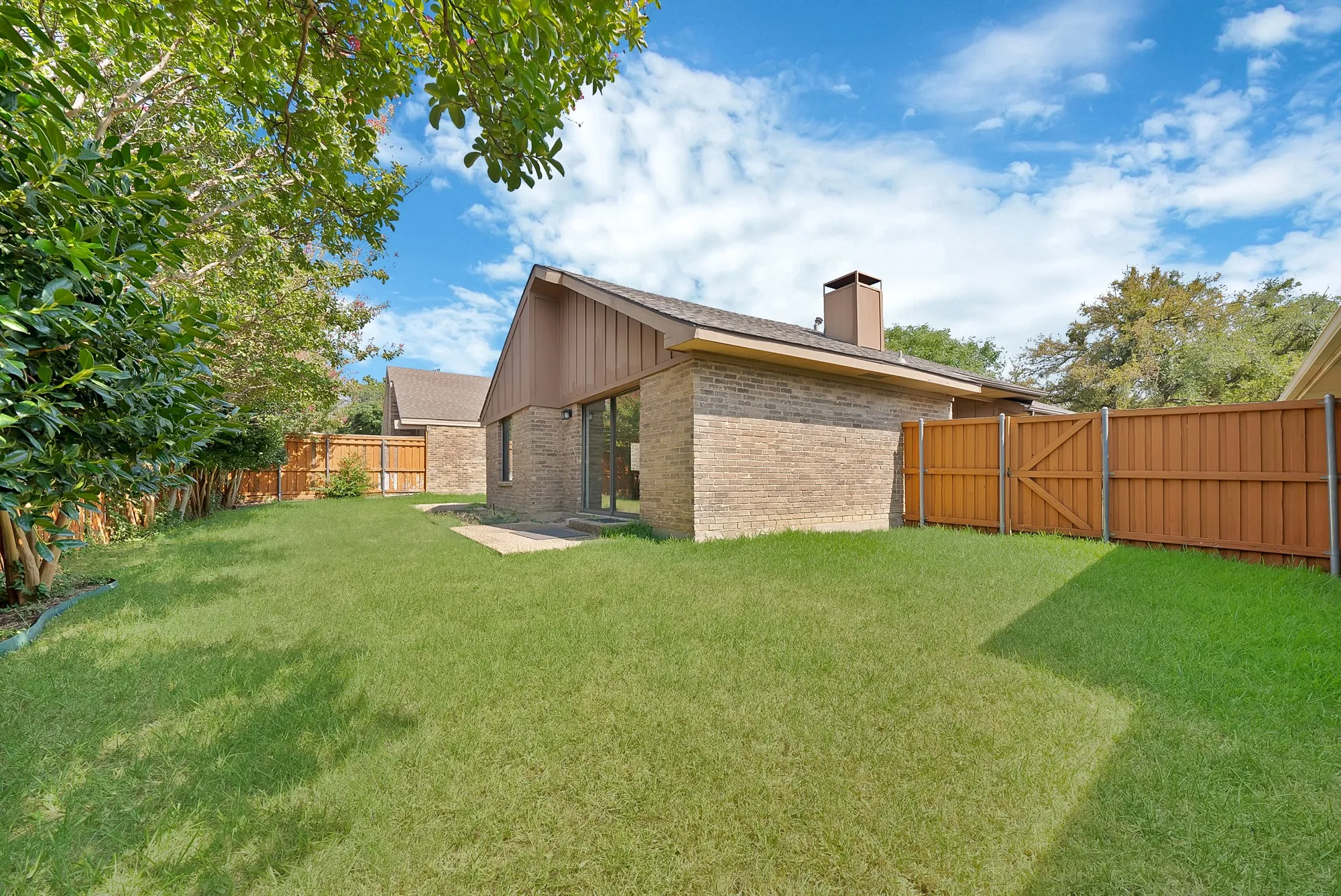 Single Family Residence For Sale in Dallas County , 4021 Winter Park Lane, Addison, Texas 75001, 2 Bedroom, 2 Bathroom, 2 Garage spaces, 1,371 Sqft, built in 1980, mls#21353635, Real Estate Agent in Addison, Homes For Sale in Dallas county, Homes For Sale in Addison, Realtor in Addison Texas, Real Estate Brokerage Independent Realty Texas, Luminita Cordes Realtor