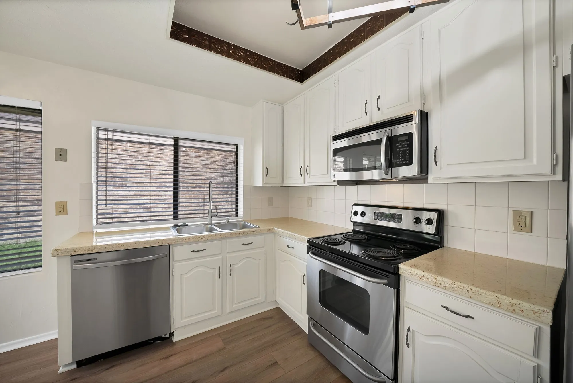 Single Family Residence For Sale in Dallas County , 4021 Winter Park Lane, Addison, Texas 75001, 2 Bedroom, 2 Bathroom, 2 Garage spaces, 1,371 Sqft, built in 1980, mls#21353635, Real Estate Agent in Addison, Homes For Sale in Dallas county, Homes For Sale in Addison, Realtor in Addison Texas, Real Estate Brokerage Independent Realty Texas, Luminita Cordes Realtor