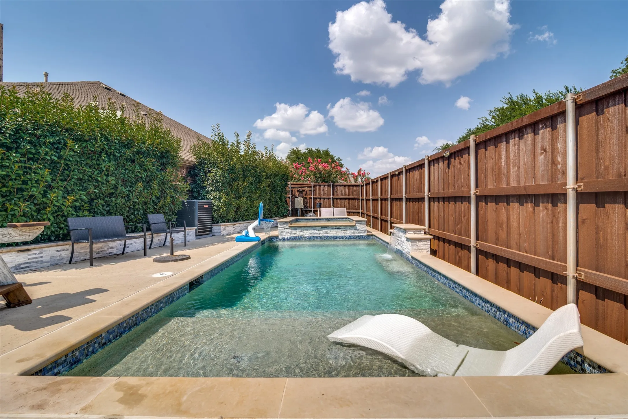 Pool on the side yard!!!