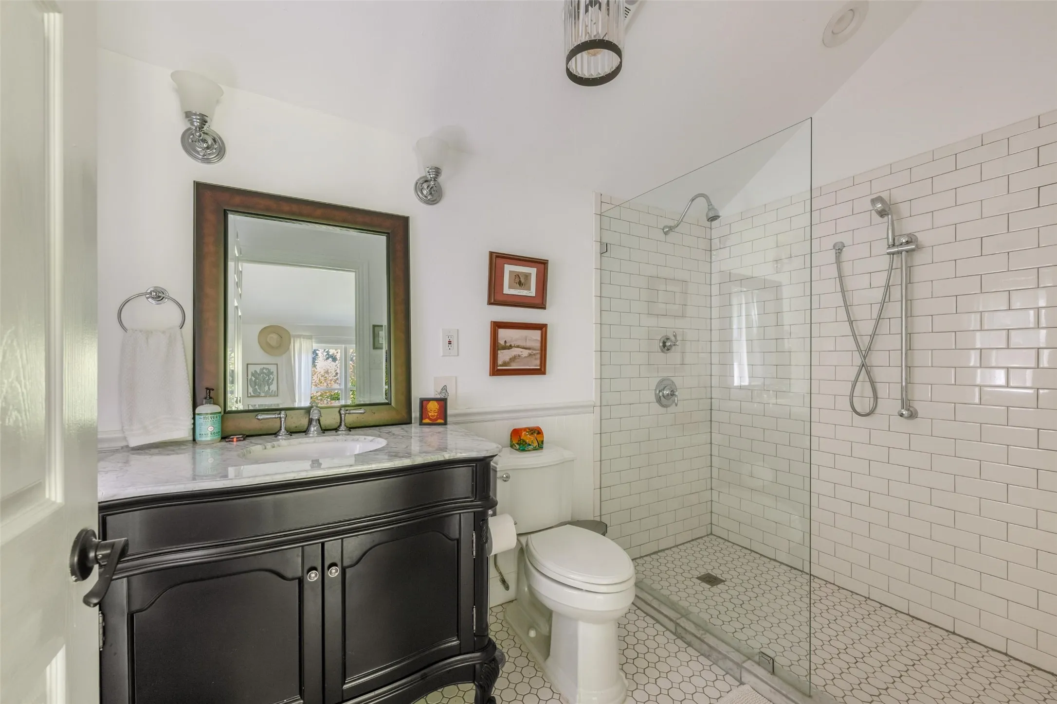 Single Family Residence For Sale in Tarrant County , 2036 Windsor Place, Fort Worth, Texas 76110, 4 Bedroom, 4 Bathroom, 2 Garage spaces, 3,137 Sqft, built in 1938, mls#21353416, Real Estate Agent in Fort Worth, Homes For Sale in Tarrant county, Homes For Sale in Fort Worth, Realtor in Fort Worth Texas, Real Estate Brokerage Independent Realty Texas, Luminita Cordes Realtor