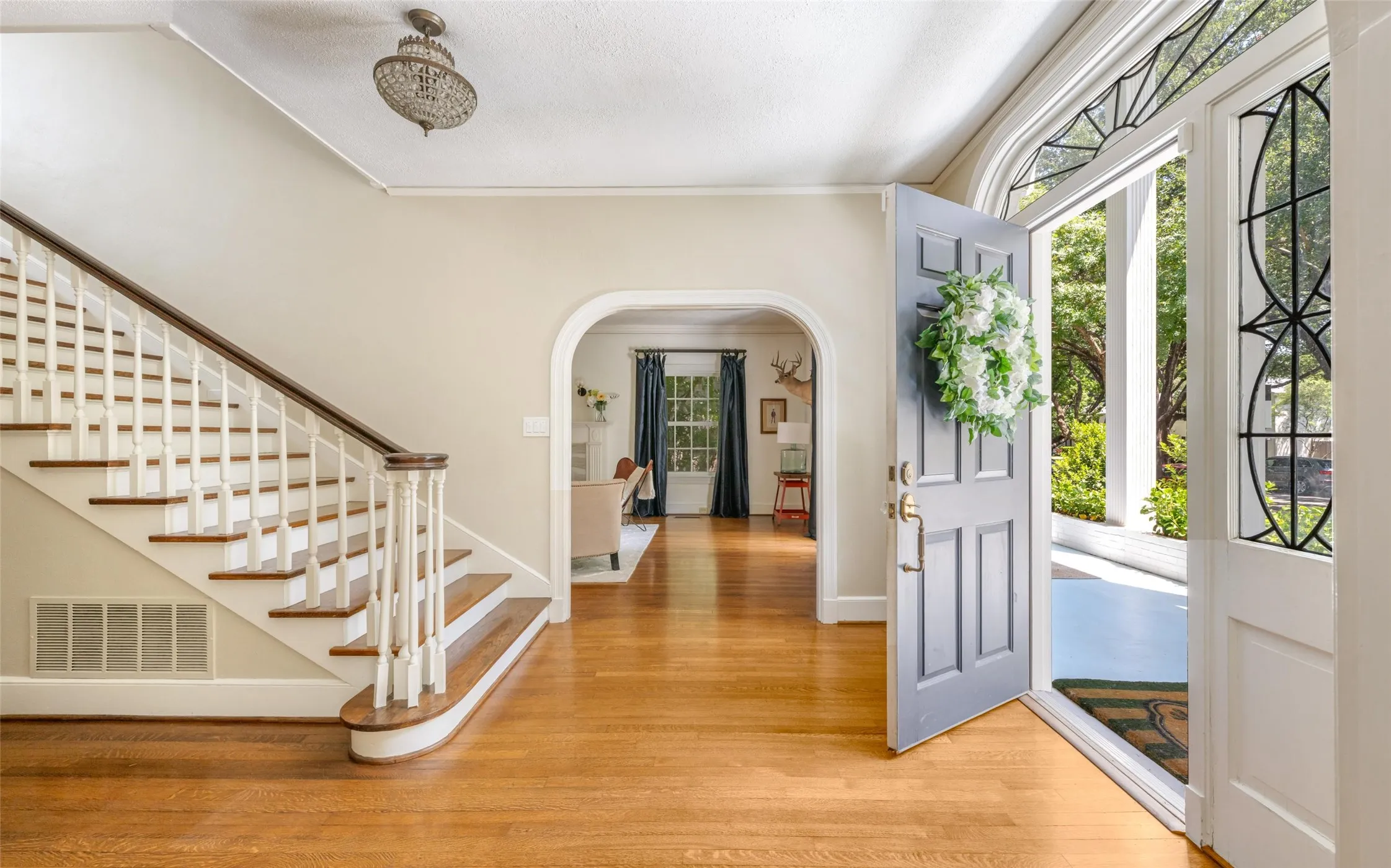 Single Family Residence For Sale in Tarrant County , 2036 Windsor Place, Fort Worth, Texas 76110, 4 Bedroom, 4 Bathroom, 2 Garage spaces, 3,137 Sqft, built in 1938, mls#21353416, Real Estate Agent in Fort Worth, Homes For Sale in Tarrant county, Homes For Sale in Fort Worth, Realtor in Fort Worth Texas, Real Estate Brokerage Independent Realty Texas, Luminita Cordes Realtor