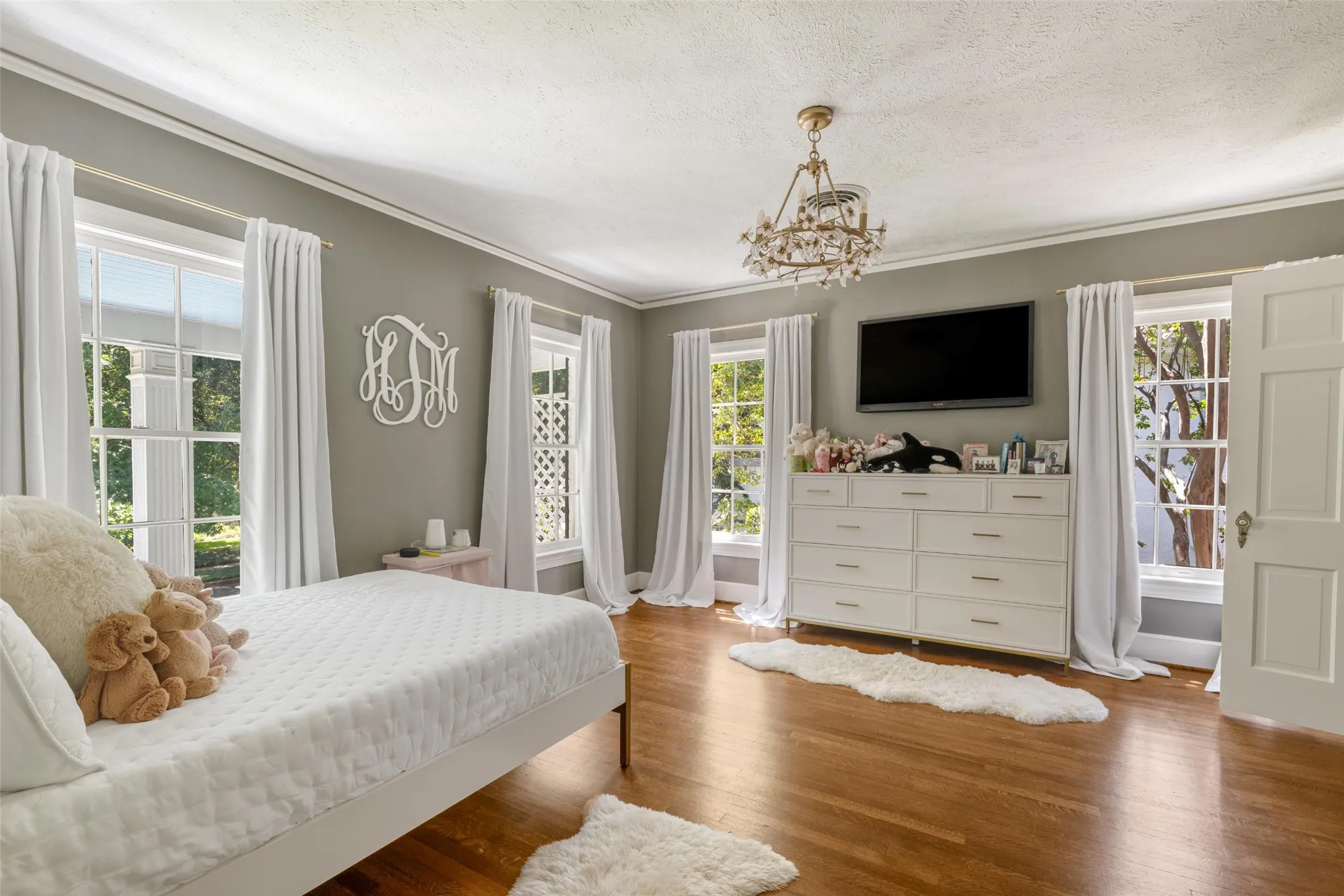 Single Family Residence For Sale in Tarrant County , 2036 Windsor Place, Fort Worth, Texas 76110, 4 Bedroom, 4 Bathroom, 2 Garage spaces, 3,137 Sqft, built in 1938, mls#21353416, Real Estate Agent in Fort Worth, Homes For Sale in Tarrant county, Homes For Sale in Fort Worth, Realtor in Fort Worth Texas, Real Estate Brokerage Independent Realty Texas, Luminita Cordes Realtor