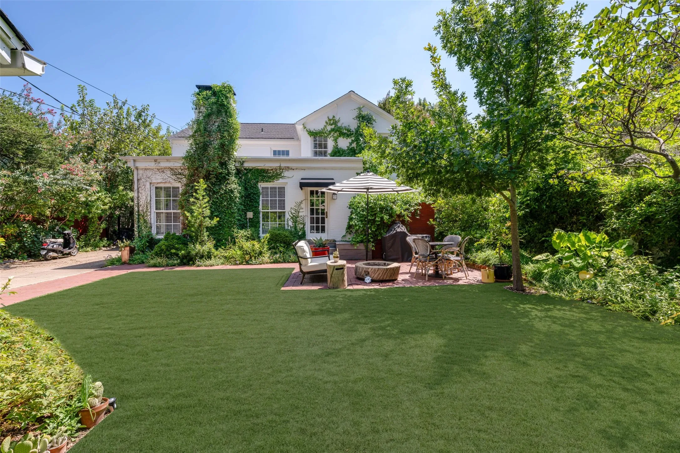 Single Family Residence For Sale in Tarrant County , 2036 Windsor Place, Fort Worth, Texas 76110, 4 Bedroom, 4 Bathroom, 2 Garage spaces, 3,137 Sqft, built in 1938, mls#21353416, Real Estate Agent in Fort Worth, Homes For Sale in Tarrant county, Homes For Sale in Fort Worth, Realtor in Fort Worth Texas, Real Estate Brokerage Independent Realty Texas, Luminita Cordes Realtor