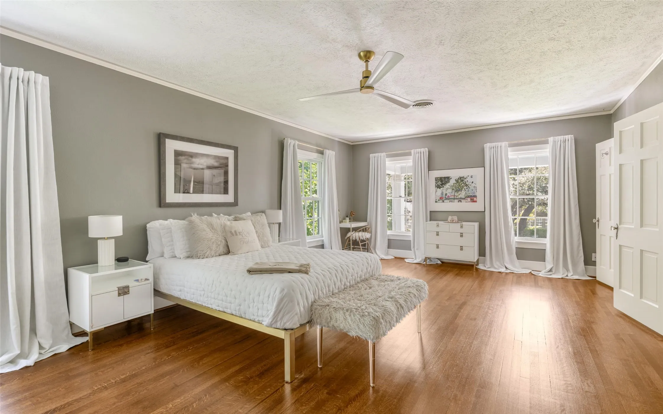 Single Family Residence For Sale in Tarrant County , 2036 Windsor Place, Fort Worth, Texas 76110, 4 Bedroom, 4 Bathroom, 2 Garage spaces, 3,137 Sqft, built in 1938, mls#21353416, Real Estate Agent in Fort Worth, Homes For Sale in Tarrant county, Homes For Sale in Fort Worth, Realtor in Fort Worth Texas, Real Estate Brokerage Independent Realty Texas, Luminita Cordes Realtor