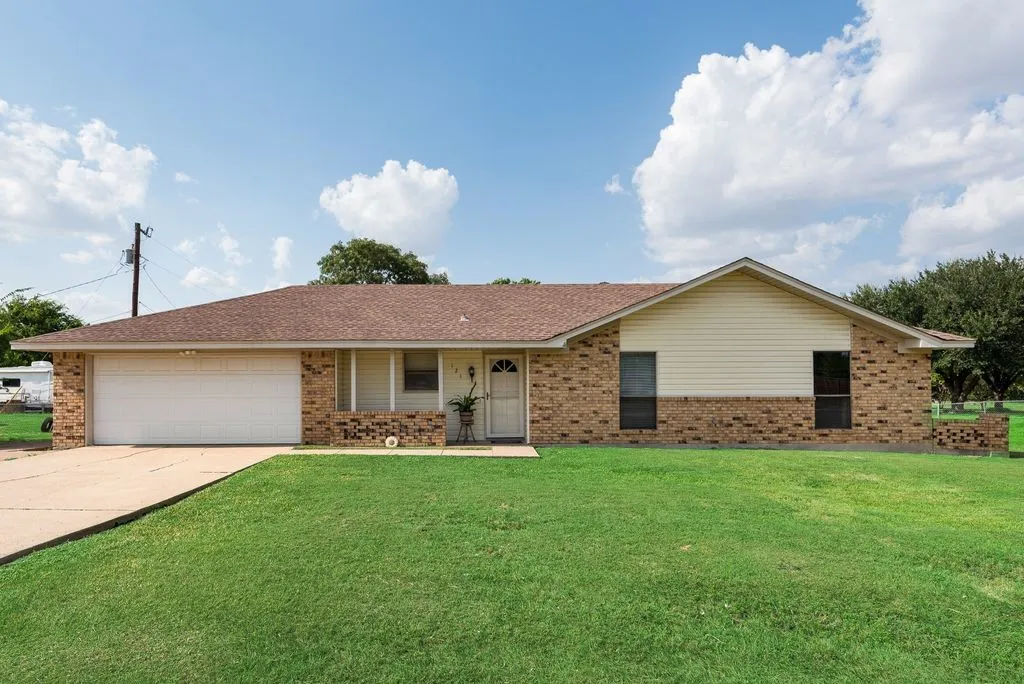 Single Family Residence For Sale in Ellis County , 121 Tracy Drive, Waxahachie, Texas 75165, 3 Bedroom, 2 Bathroom, 2 Garage spaces, 1,391 Sqft, built in 1983, mls#21338625, Real Estate Agent in Waxahachie, Homes For Sale in Ellis county, Homes For Sale in Waxahachie, Realtor in Waxahachie Texas, Real Estate Brokerage Independent Realty Texas, Luminita Cordes Realtor