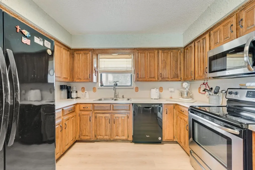 Single Family Residence For Sale in Ellis County , 121 Tracy Drive, Waxahachie, Texas 75165, 3 Bedroom, 2 Bathroom, 2 Garage spaces, 1,391 Sqft, built in 1983, mls#21338625, Real Estate Agent in Waxahachie, Homes For Sale in Ellis county, Homes For Sale in Waxahachie, Realtor in Waxahachie Texas, Real Estate Brokerage Independent Realty Texas, Luminita Cordes Realtor