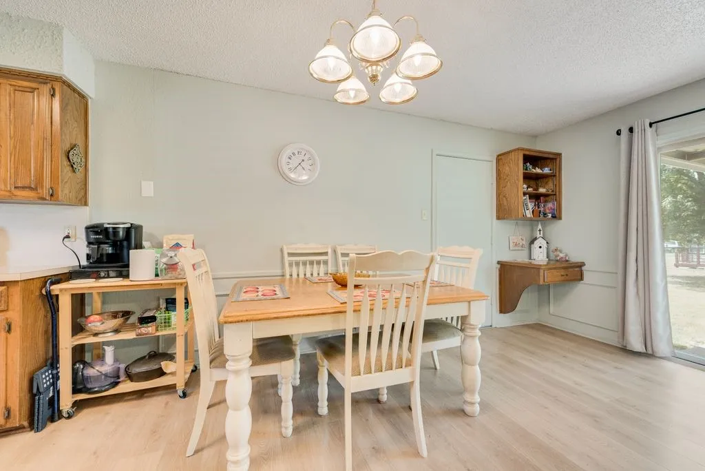 Single Family Residence For Sale in Ellis County , 121 Tracy Drive, Waxahachie, Texas 75165, 3 Bedroom, 2 Bathroom, 2 Garage spaces, 1,391 Sqft, built in 1983, mls#21338625, Real Estate Agent in Waxahachie, Homes For Sale in Ellis county, Homes For Sale in Waxahachie, Realtor in Waxahachie Texas, Real Estate Brokerage Independent Realty Texas, Luminita Cordes Realtor