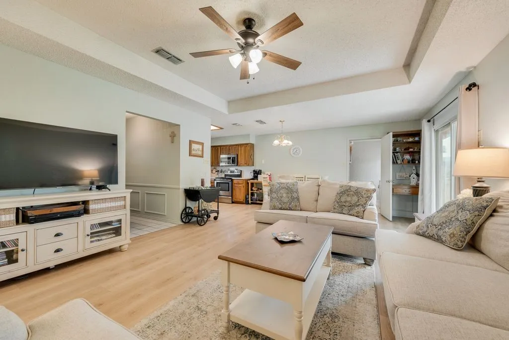 Single Family Residence For Sale in Ellis County , 121 Tracy Drive, Waxahachie, Texas 75165, 3 Bedroom, 2 Bathroom, 2 Garage spaces, 1,391 Sqft, built in 1983, mls#21338625, Real Estate Agent in Waxahachie, Homes For Sale in Ellis county, Homes For Sale in Waxahachie, Realtor in Waxahachie Texas, Real Estate Brokerage Independent Realty Texas, Luminita Cordes Realtor