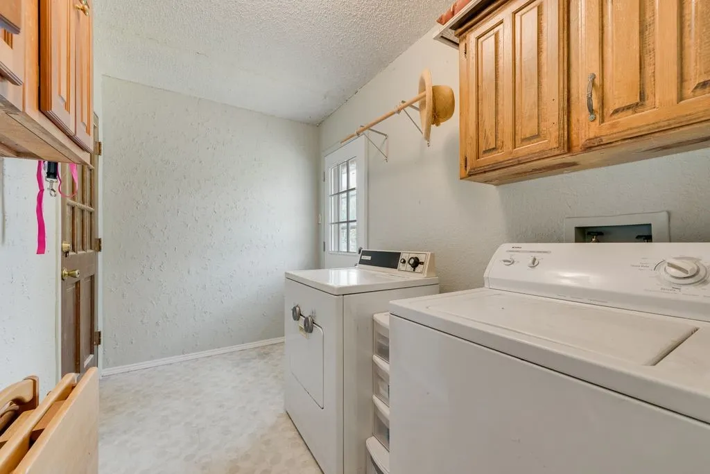 Single Family Residence For Sale in Ellis County , 121 Tracy Drive, Waxahachie, Texas 75165, 3 Bedroom, 2 Bathroom, 2 Garage spaces, 1,391 Sqft, built in 1983, mls#21338625, Real Estate Agent in Waxahachie, Homes For Sale in Ellis county, Homes For Sale in Waxahachie, Realtor in Waxahachie Texas, Real Estate Brokerage Independent Realty Texas, Luminita Cordes Realtor