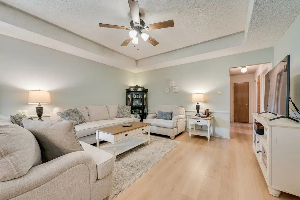 Single Family Residence For Sale in Ellis County , 121 Tracy Drive, Waxahachie, Texas 75165, 3 Bedroom, 2 Bathroom, 2 Garage spaces, 1,391 Sqft, built in 1983, mls#21338625, Real Estate Agent in Waxahachie, Homes For Sale in Ellis county, Homes For Sale in Waxahachie, Realtor in Waxahachie Texas, Real Estate Brokerage Independent Realty Texas, Luminita Cordes Realtor