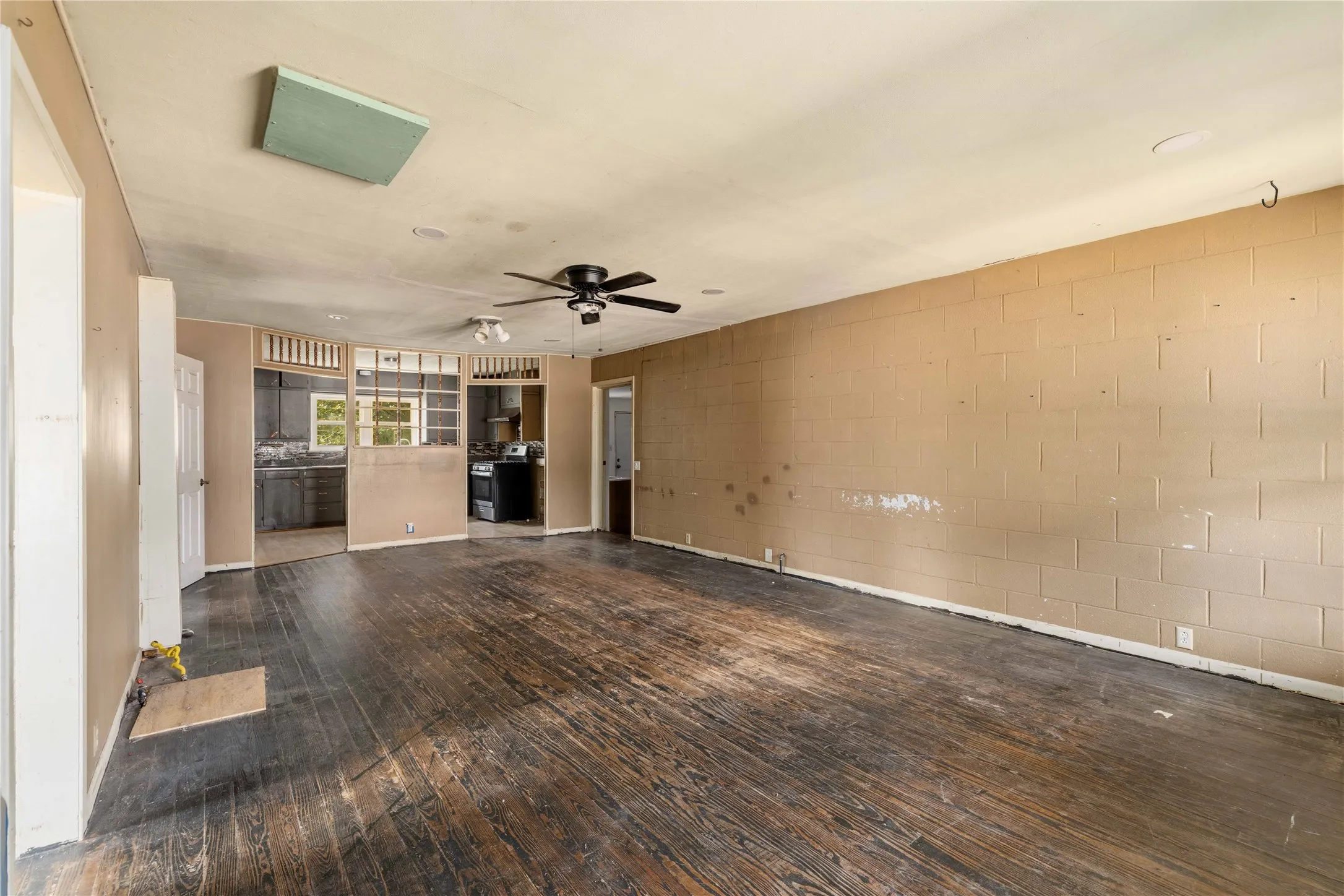 Single Family Residence For Sale in Coleman County , 505 Willis Street, Santa Anna, Texas 76878, 2 Bedrooms, 2 Bathrooms, 1 Garage spaces, 2,265 Sqft, built in 1940, Price $85,000, mls#21353706, Real Estate Agent in Santa Anna, Homes For Sale in Coleman county, Homes For Sale in Santa Anna, Realtor in Santa Anna Texas, Real Estate Brokerage Independent Realty Texas, Luminita Cordes Realtor