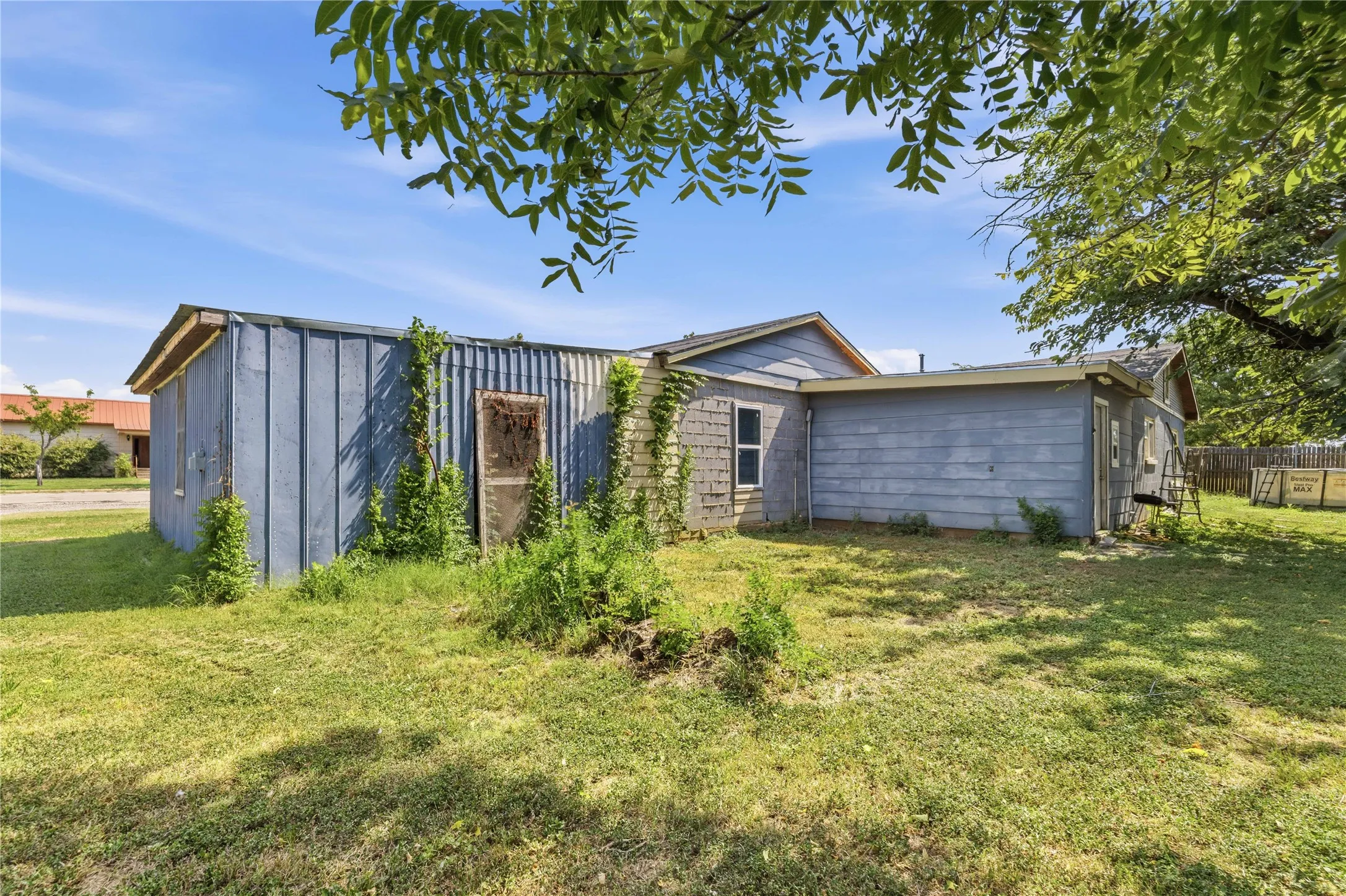 Single Family Residence For Sale in Coleman County , 505 Willis Street, Santa Anna, Texas 76878, 2 Bedrooms, 2 Bathrooms, 1 Garage spaces, 2,265 Sqft, built in 1940, Price $85,000, mls#21353706, Real Estate Agent in Santa Anna, Homes For Sale in Coleman county, Homes For Sale in Santa Anna, Realtor in Santa Anna Texas, Real Estate Brokerage Independent Realty Texas, Luminita Cordes Realtor