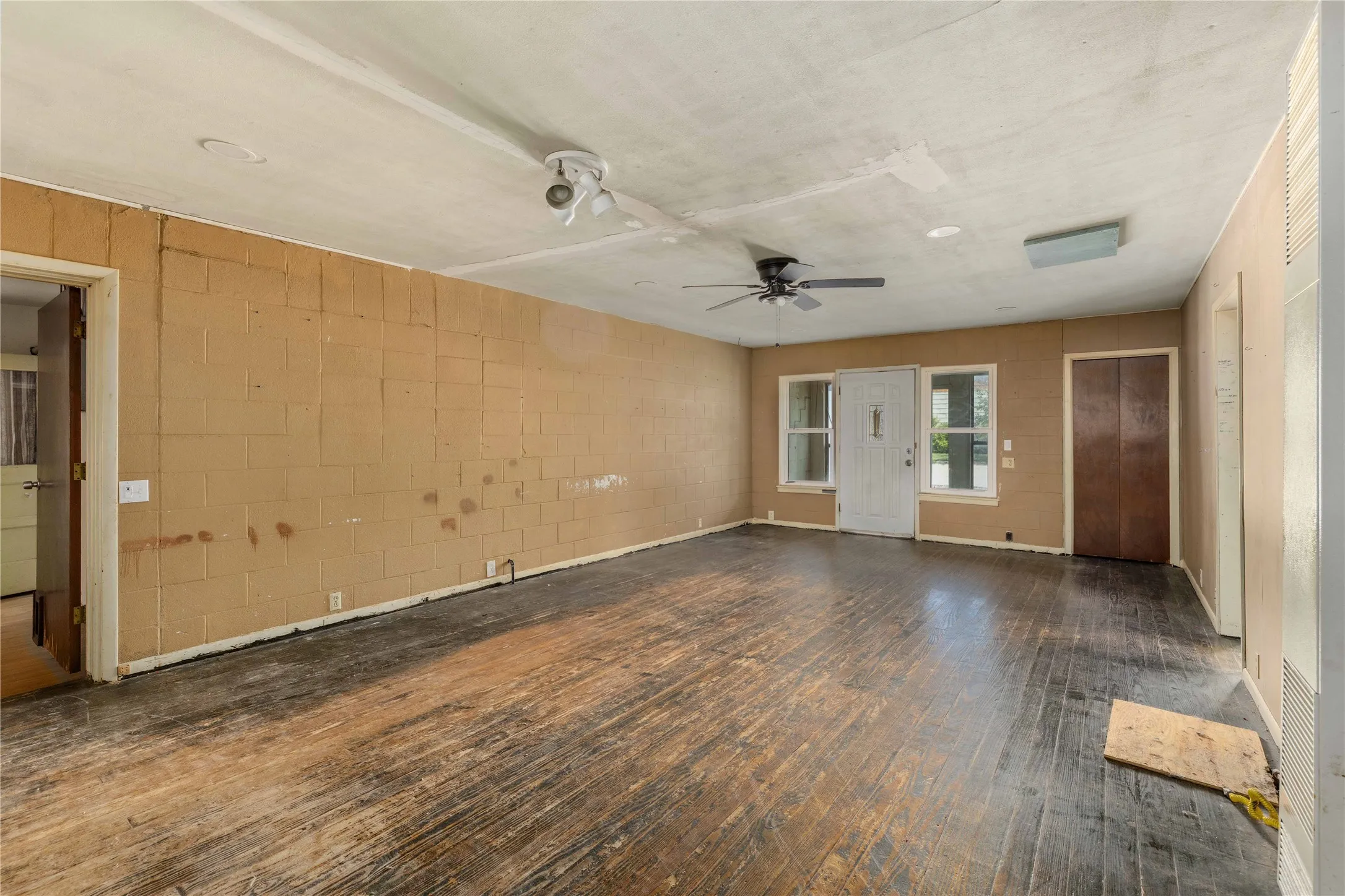 Single Family Residence For Sale in Coleman County , 505 Willis Street, Santa Anna, Texas 76878, 2 Bedrooms, 2 Bathrooms, 1 Garage spaces, 2,265 Sqft, built in 1940, Price $85,000, mls#21353706, Real Estate Agent in Santa Anna, Homes For Sale in Coleman county, Homes For Sale in Santa Anna, Realtor in Santa Anna Texas, Real Estate Brokerage Independent Realty Texas, Luminita Cordes Realtor