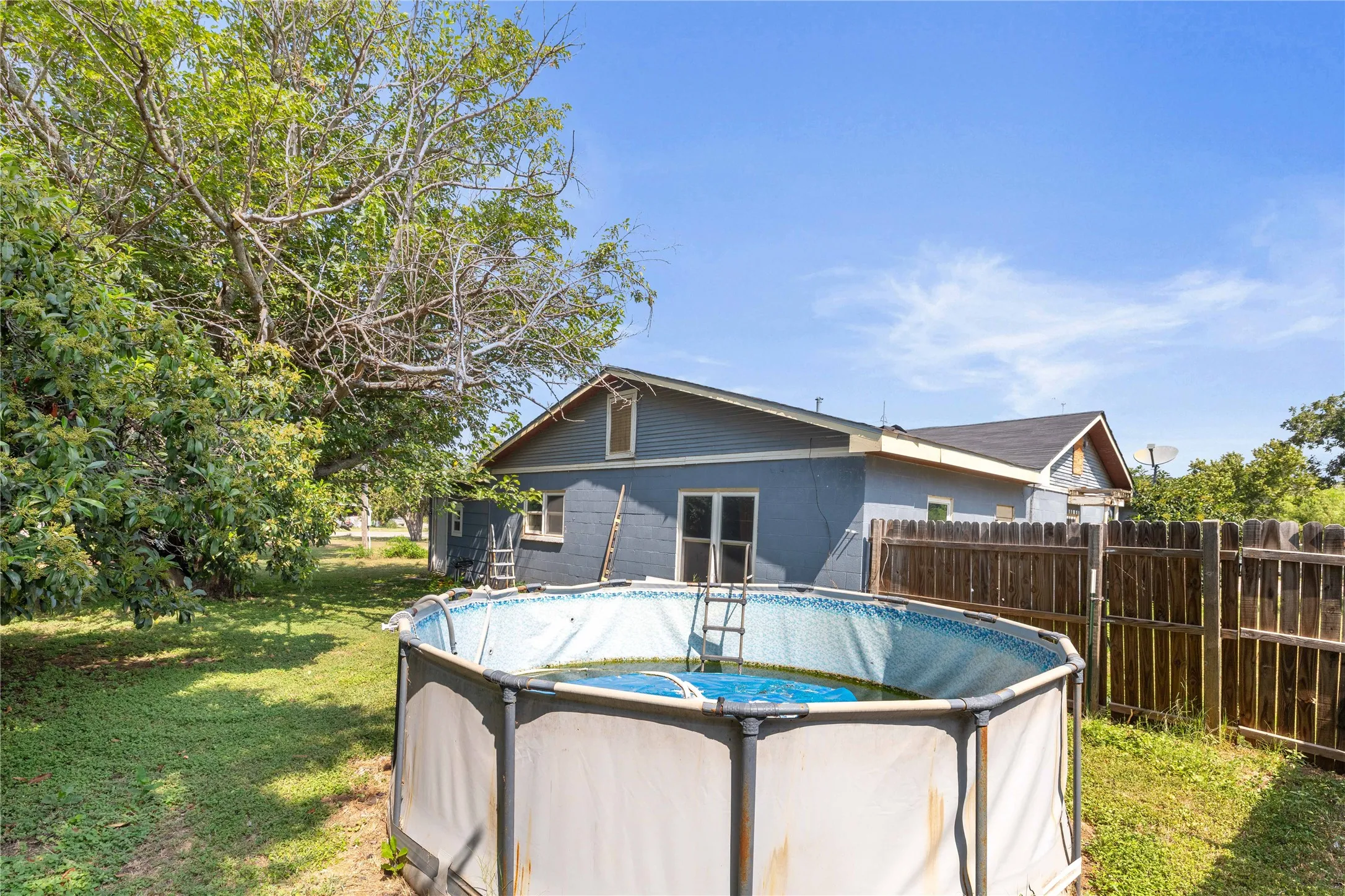 Single Family Residence For Sale in Coleman County , 505 Willis Street, Santa Anna, Texas 76878, 2 Bedrooms, 2 Bathrooms, 1 Garage spaces, 2,265 Sqft, built in 1940, Price $85,000, mls#21353706, Real Estate Agent in Santa Anna, Homes For Sale in Coleman county, Homes For Sale in Santa Anna, Realtor in Santa Anna Texas, Real Estate Brokerage Independent Realty Texas, Luminita Cordes Realtor