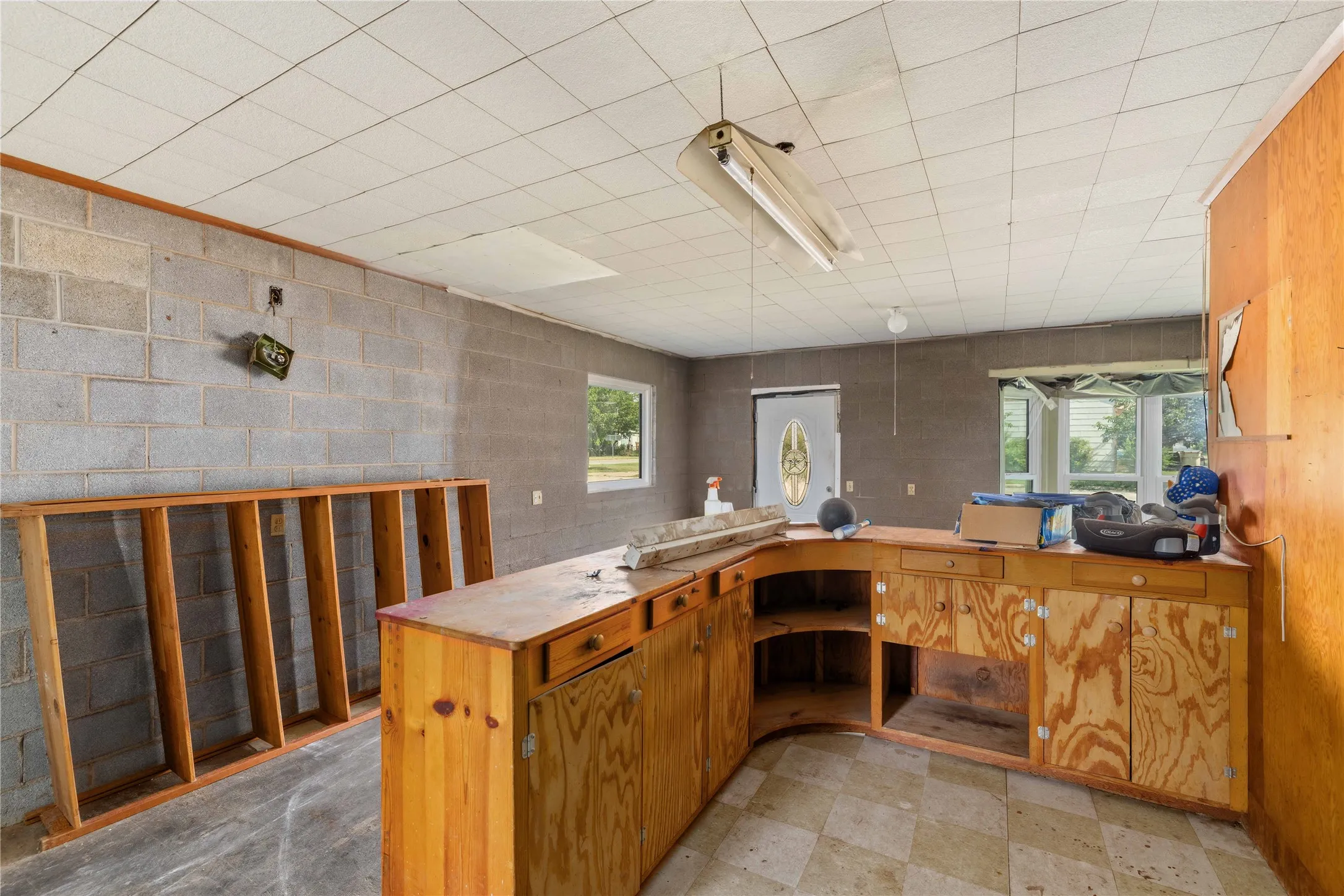 Single Family Residence For Sale in Coleman County , 505 Willis Street, Santa Anna, Texas 76878, 2 Bedrooms, 2 Bathrooms, 1 Garage spaces, 2,265 Sqft, built in 1940, Price $85,000, mls#21353706, Real Estate Agent in Santa Anna, Homes For Sale in Coleman county, Homes For Sale in Santa Anna, Realtor in Santa Anna Texas, Real Estate Brokerage Independent Realty Texas, Luminita Cordes Realtor