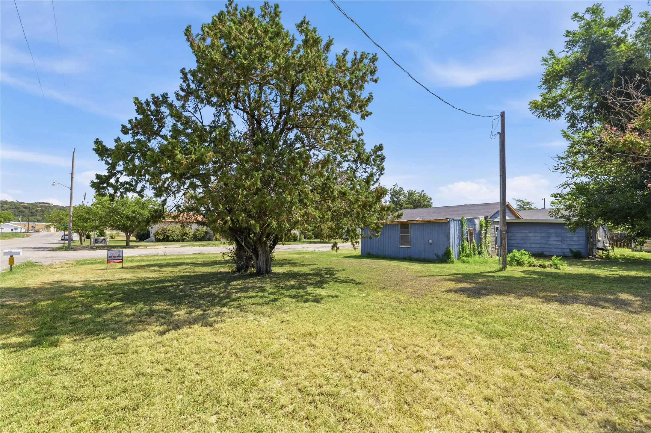 Single Family Residence For Sale in Coleman County , 505 Willis Street, Santa Anna, Texas 76878, 2 Bedrooms, 2 Bathrooms, 1 Garage spaces, 2,265 Sqft, built in 1940, Price $85,000, mls#21353706, Real Estate Agent in Santa Anna, Homes For Sale in Coleman county, Homes For Sale in Santa Anna, Realtor in Santa Anna Texas, Real Estate Brokerage Independent Realty Texas, Luminita Cordes Realtor