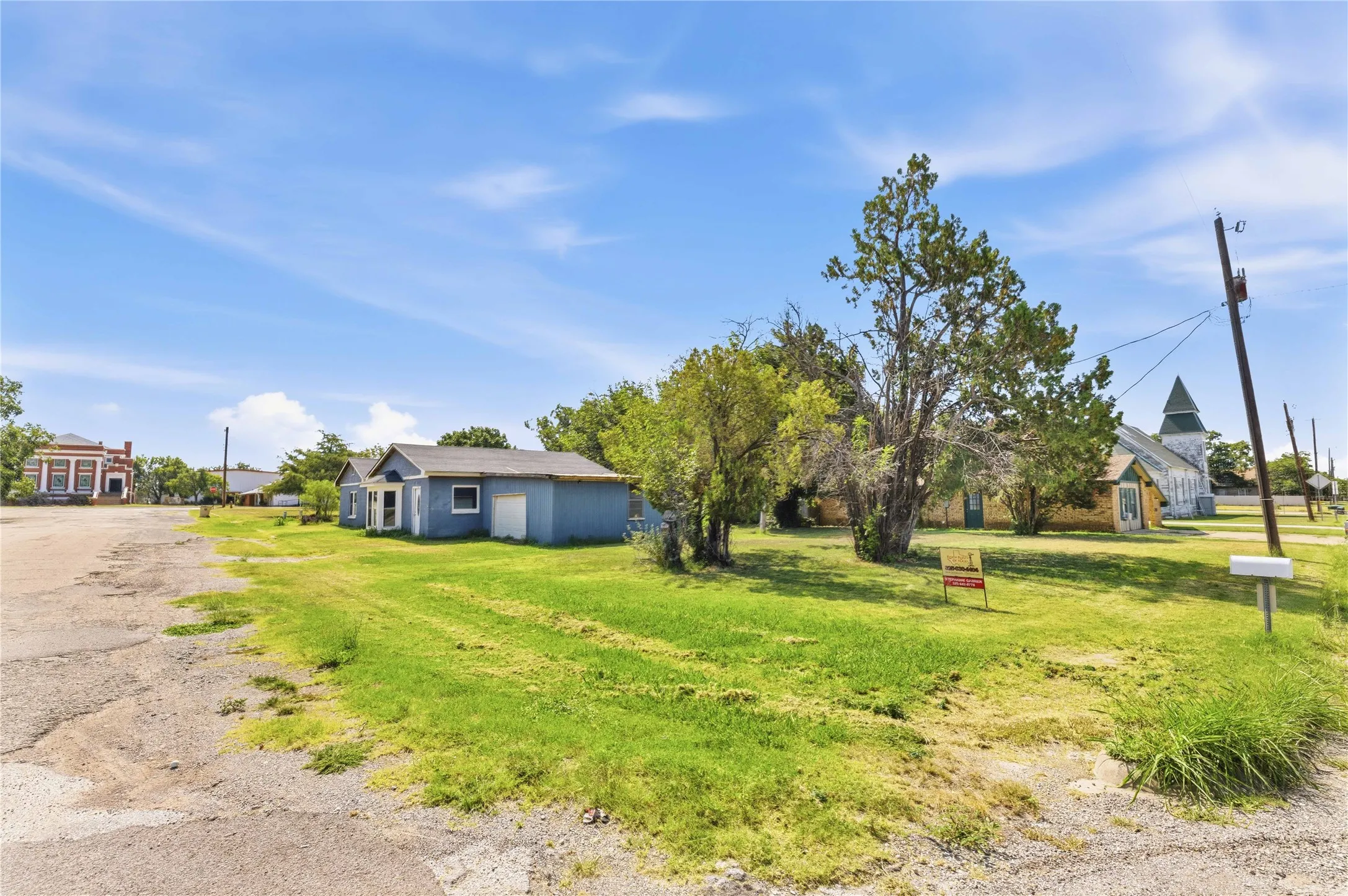 Single Family Residence For Sale in Coleman County , 505 Willis Street, Santa Anna, Texas 76878, 2 Bedrooms, 2 Bathrooms, 1 Garage spaces, 2,265 Sqft, built in 1940, Price $85,000, mls#21353706, Real Estate Agent in Santa Anna, Homes For Sale in Coleman county, Homes For Sale in Santa Anna, Realtor in Santa Anna Texas, Real Estate Brokerage Independent Realty Texas, Luminita Cordes Realtor