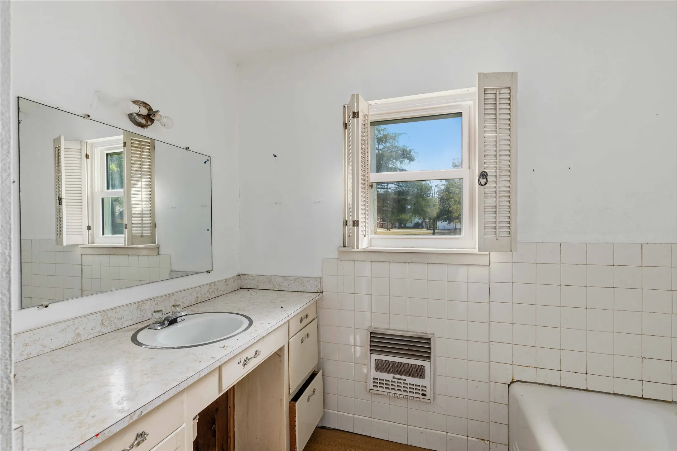Single Family Residence For Sale in Coleman County , 505 Willis Street, Santa Anna, Texas 76878, 2 Bedrooms, 2 Bathrooms, 1 Garage spaces, 2,265 Sqft, built in 1940, Price $85,000, mls#21353706, Real Estate Agent in Santa Anna, Homes For Sale in Coleman county, Homes For Sale in Santa Anna, Realtor in Santa Anna Texas, Real Estate Brokerage Independent Realty Texas, Luminita Cordes Realtor