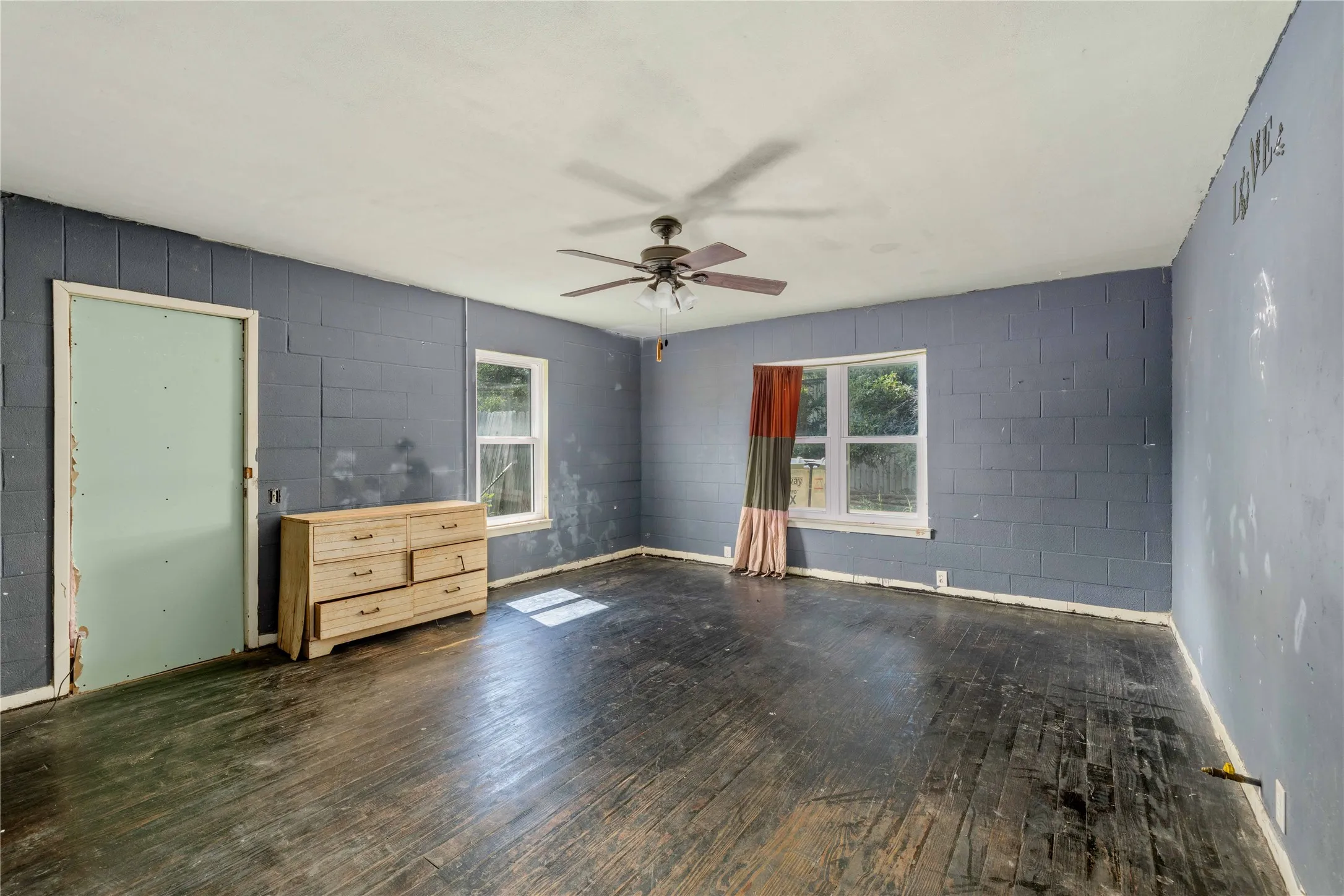 Single Family Residence For Sale in Coleman County , 505 Willis Street, Santa Anna, Texas 76878, 2 Bedrooms, 2 Bathrooms, 1 Garage spaces, 2,265 Sqft, built in 1940, Price $85,000, mls#21353706, Real Estate Agent in Santa Anna, Homes For Sale in Coleman county, Homes For Sale in Santa Anna, Realtor in Santa Anna Texas, Real Estate Brokerage Independent Realty Texas, Luminita Cordes Realtor