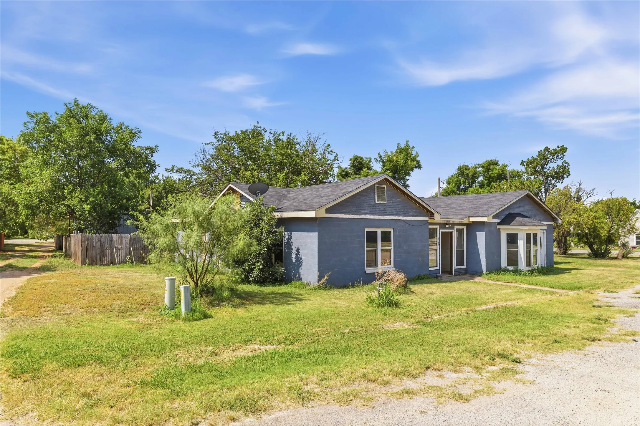 Single Family Residence For Sale in Coleman County , 505 Willis Street, Santa Anna, Texas 76878, 2 Bedrooms, 2 Bathrooms, 1 Garage spaces, 2,265 Sqft, built in 1940, Price $85,000, mls#21353706, Real Estate Agent in Santa Anna, Homes For Sale in Coleman county, Homes For Sale in Santa Anna, Realtor in Santa Anna Texas, Real Estate Brokerage Independent Realty Texas, Luminita Cordes Realtor