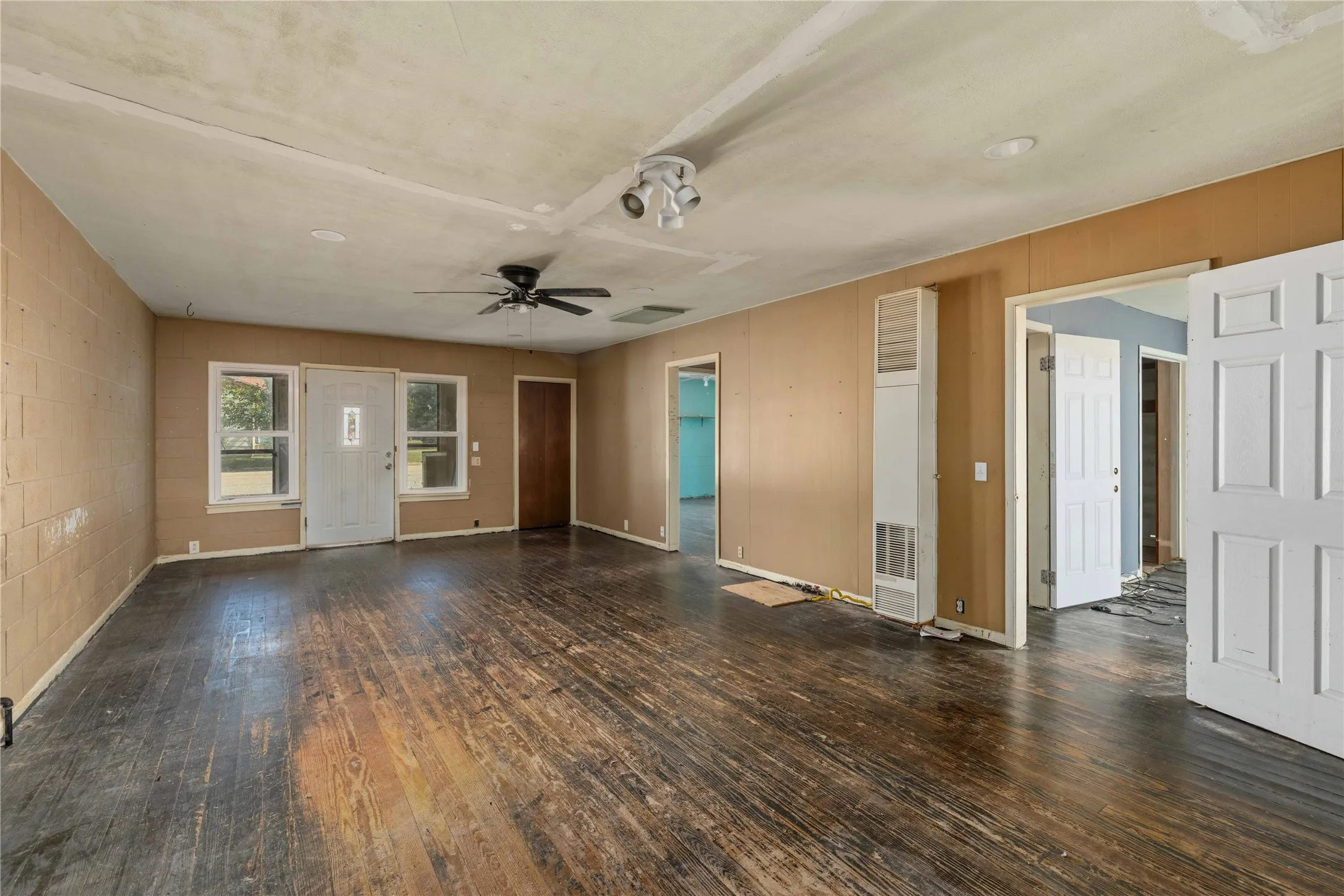 Single Family Residence For Sale in Coleman County , 505 Willis Street, Santa Anna, Texas 76878, 2 Bedrooms, 2 Bathrooms, 1 Garage spaces, 2,265 Sqft, built in 1940, Price $85,000, mls#21353706, Real Estate Agent in Santa Anna, Homes For Sale in Coleman county, Homes For Sale in Santa Anna, Realtor in Santa Anna Texas, Real Estate Brokerage Independent Realty Texas, Luminita Cordes Realtor