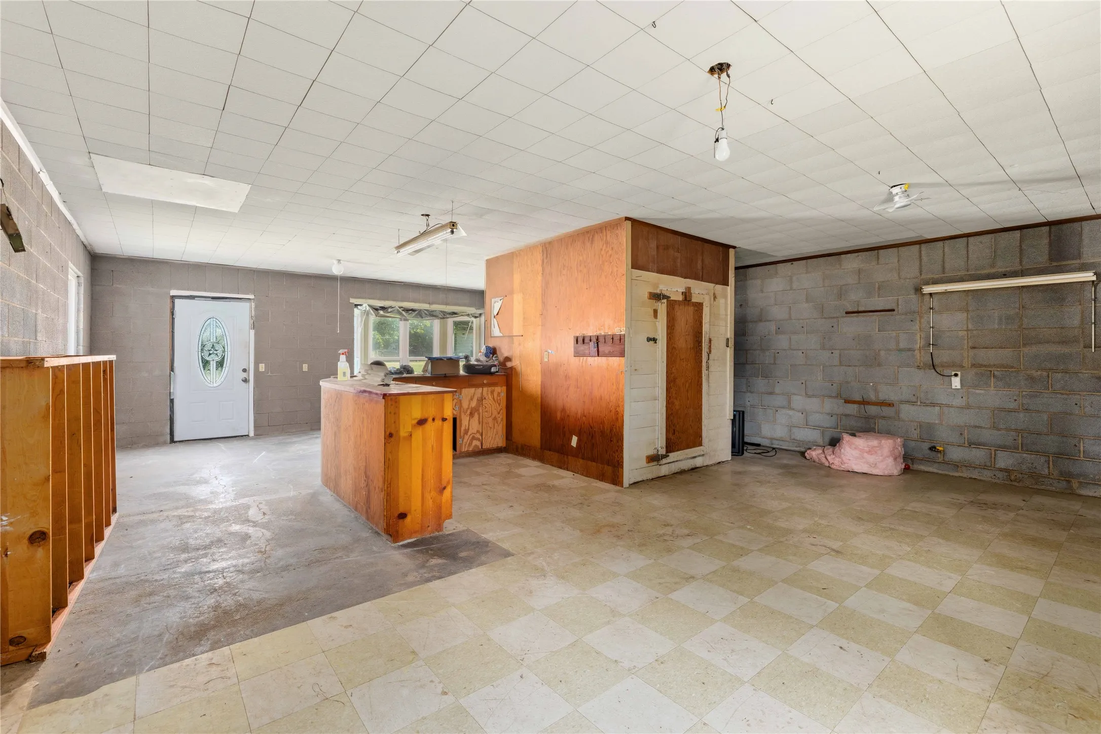 Single Family Residence For Sale in Coleman County , 505 Willis Street, Santa Anna, Texas 76878, 2 Bedrooms, 2 Bathrooms, 1 Garage spaces, 2,265 Sqft, built in 1940, Price $85,000, mls#21353706, Real Estate Agent in Santa Anna, Homes For Sale in Coleman county, Homes For Sale in Santa Anna, Realtor in Santa Anna Texas, Real Estate Brokerage Independent Realty Texas, Luminita Cordes Realtor