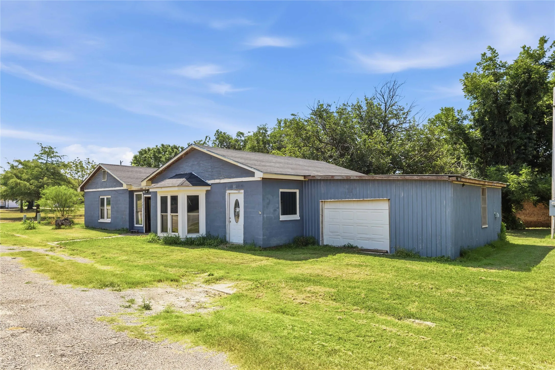 Single Family Residence For Sale in Coleman County , 505 Willis Street, Santa Anna, Texas 76878, 2 Bedrooms, 2 Bathrooms, 1 Garage spaces, 2,265 Sqft, built in 1940, Price $85,000, mls#21353706, Real Estate Agent in Santa Anna, Homes For Sale in Coleman county, Homes For Sale in Santa Anna, Realtor in Santa Anna Texas, Real Estate Brokerage Independent Realty Texas, Luminita Cordes Realtor