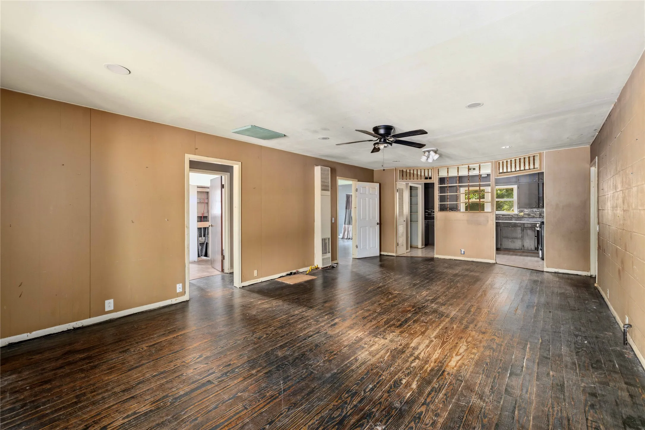 Single Family Residence For Sale in Coleman County , 505 Willis Street, Santa Anna, Texas 76878, 2 Bedrooms, 2 Bathrooms, 1 Garage spaces, 2,265 Sqft, built in 1940, Price $85,000, mls#21353706, Real Estate Agent in Santa Anna, Homes For Sale in Coleman county, Homes For Sale in Santa Anna, Realtor in Santa Anna Texas, Real Estate Brokerage Independent Realty Texas, Luminita Cordes Realtor
